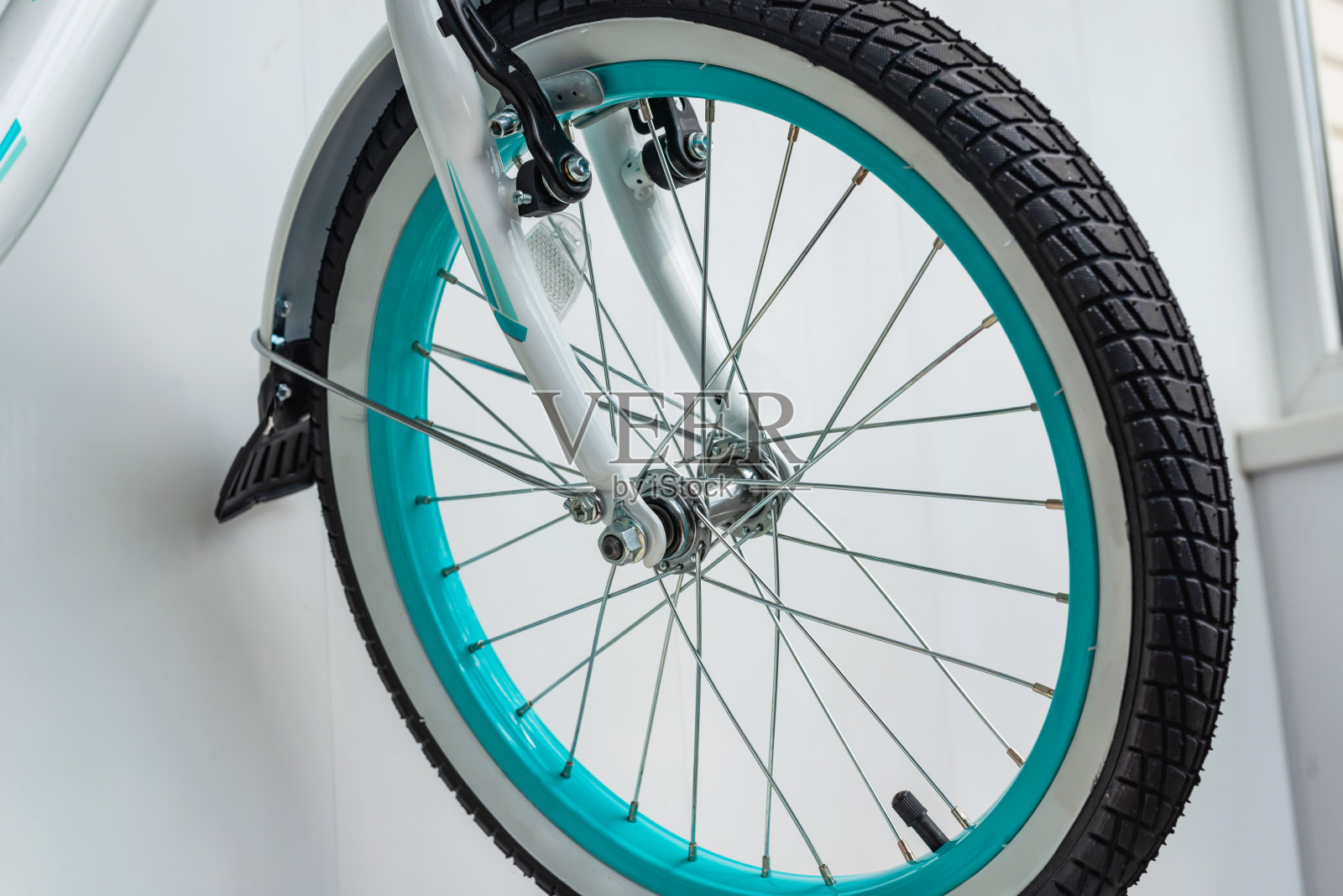 自行车车轮与金属辐条和绿松石边缘照片摄影图片