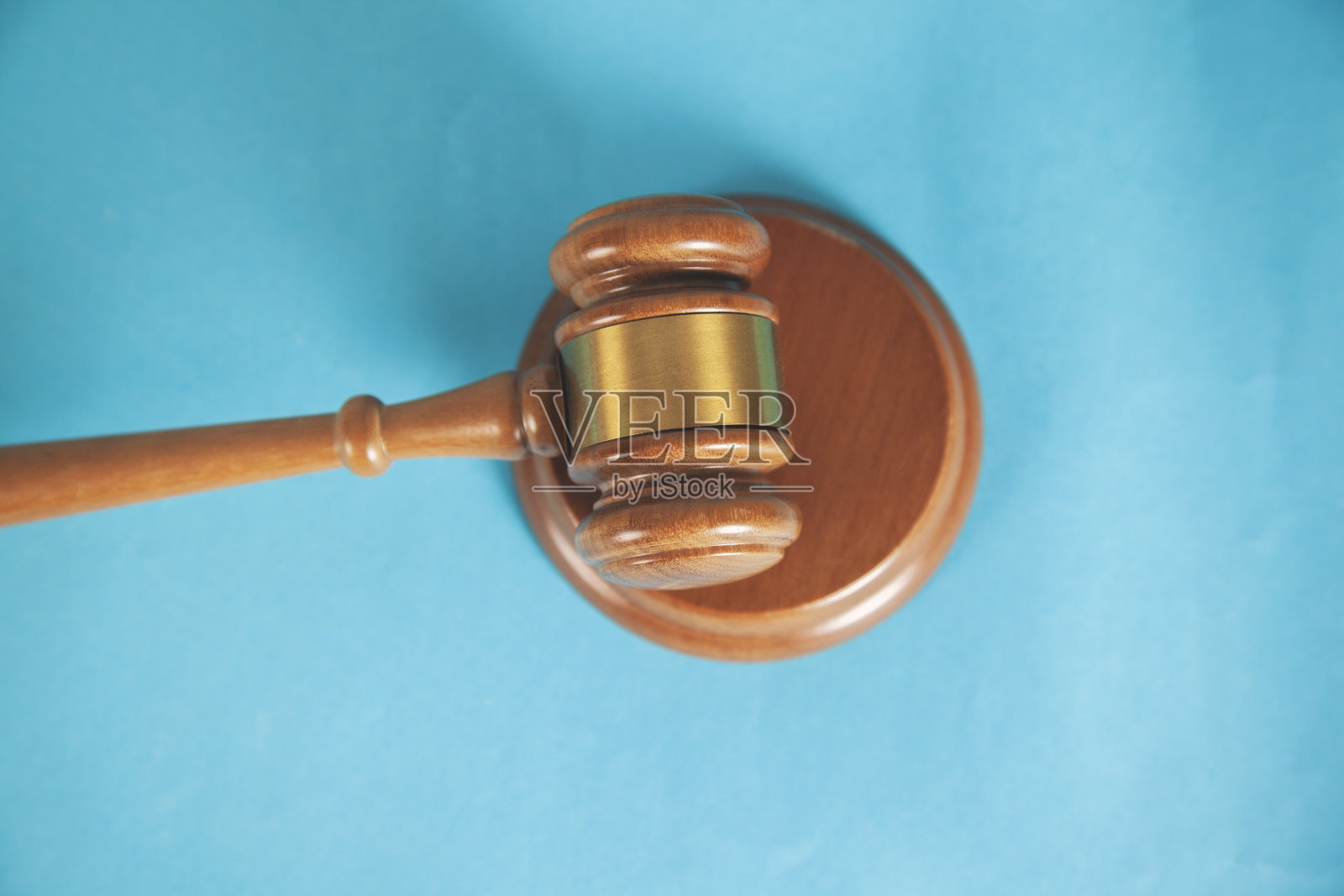 桌子上的木制裁判照片摄影图片