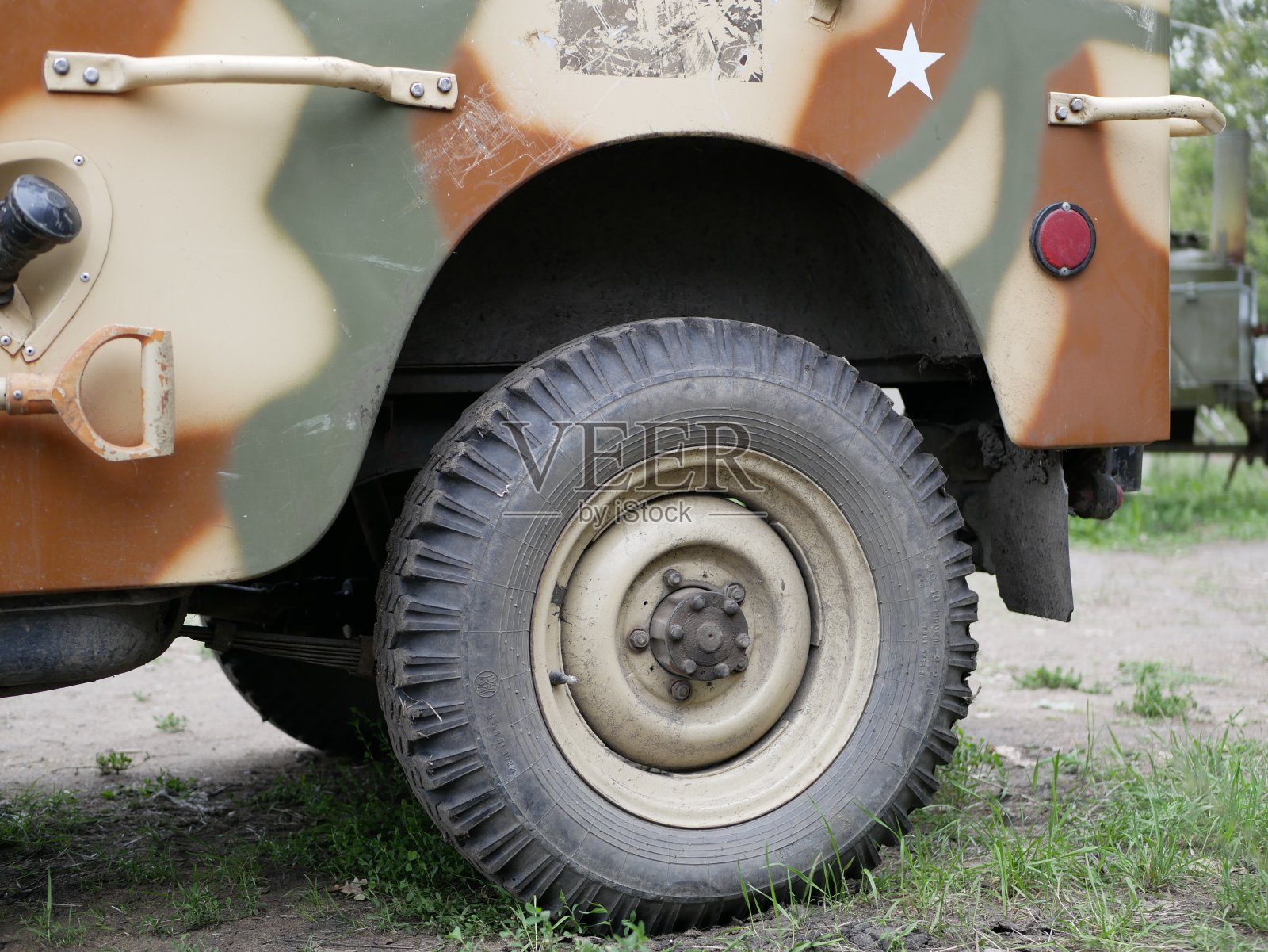 第二次世界大战的SUV改装成迷彩服。军用越野车辆。军用装备上的伪装。古老的军事装备。照片摄影图片