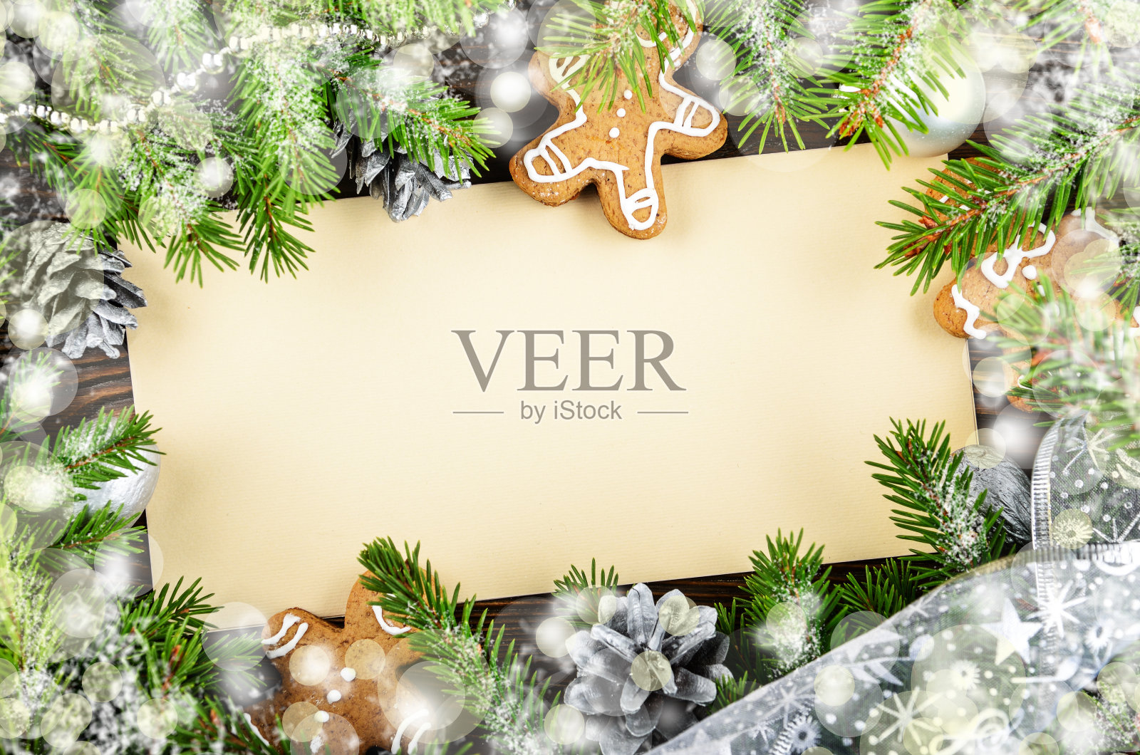 平躺模型的节日贺卡由棕色的牛皮纸,杉木树枝,松果,姜饼,饼干和小玩意与复制空间照片摄影图片