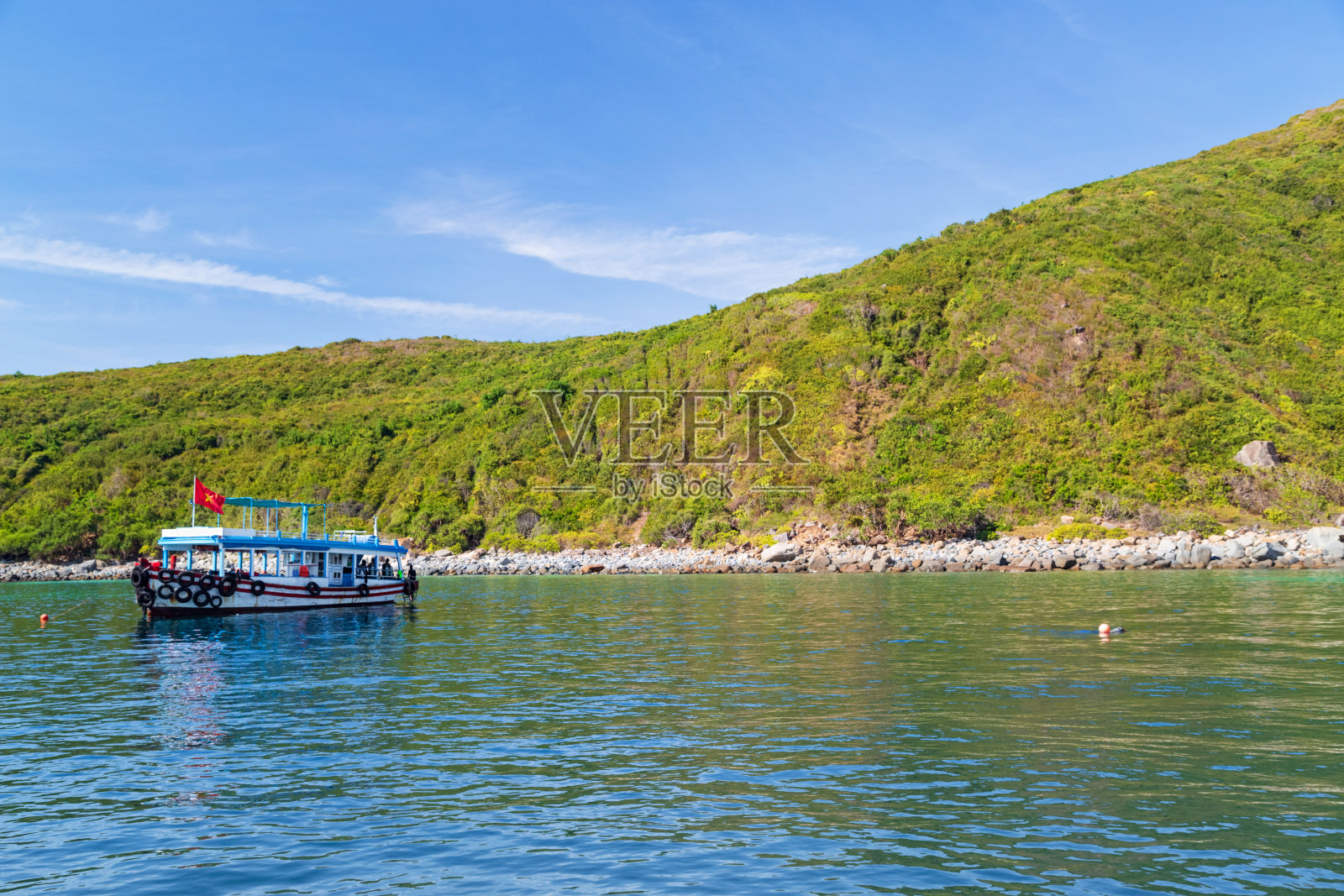 2018年7月30日,土耳其凯默,一艘大型帆船在绿色岛屿附近的蓝色地中海航行照片摄影图片