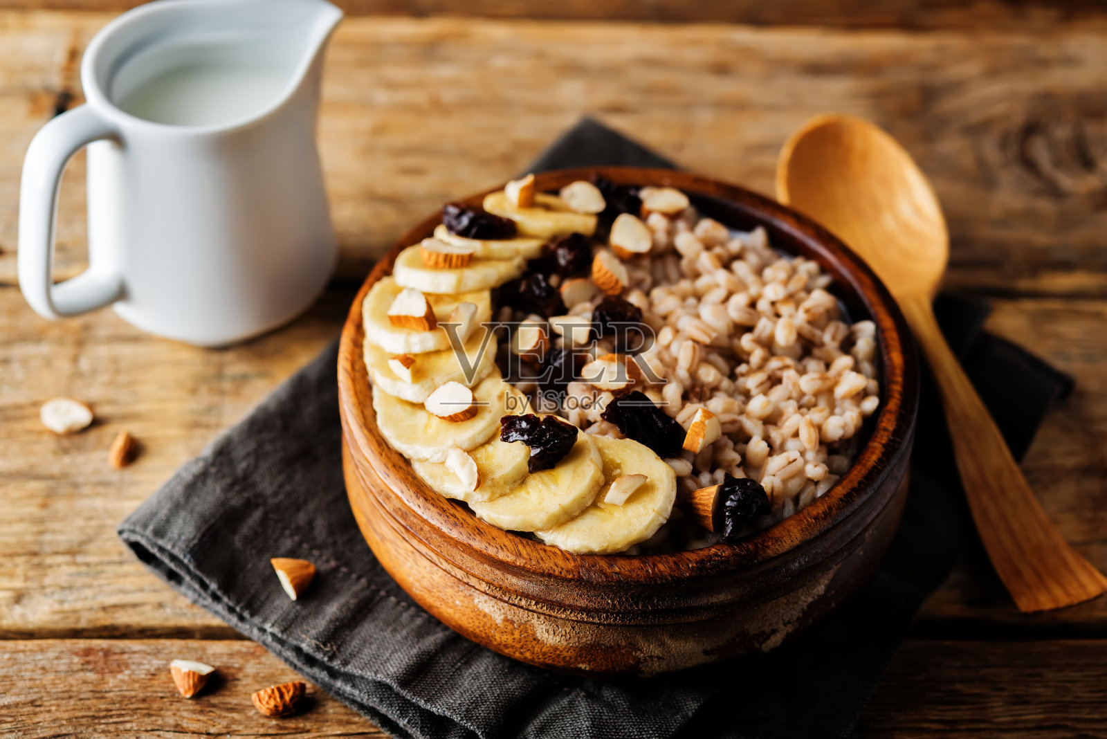 大麦粥配香蕉片和杏仁照片摄影图片