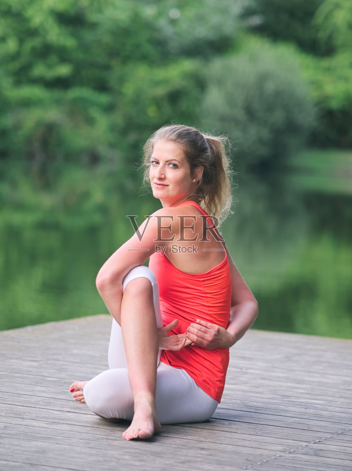 在公园里做瑜伽的女人照片摄影图片