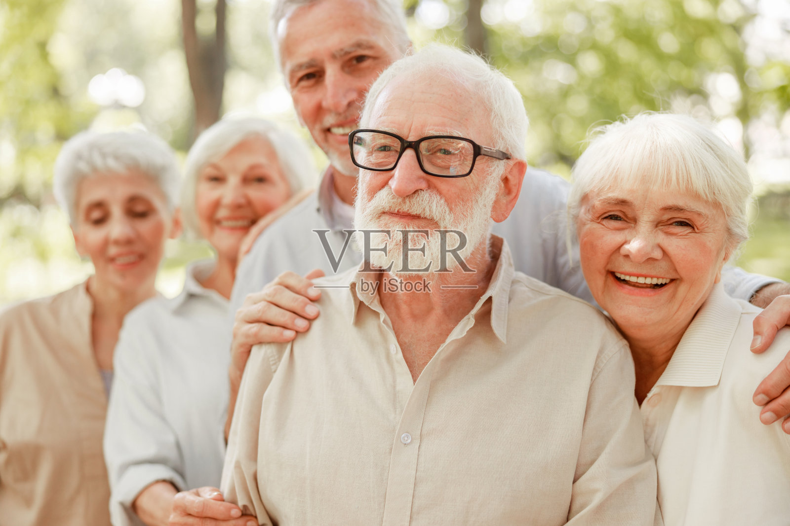 面带微笑的老人站在街上照片摄影图片