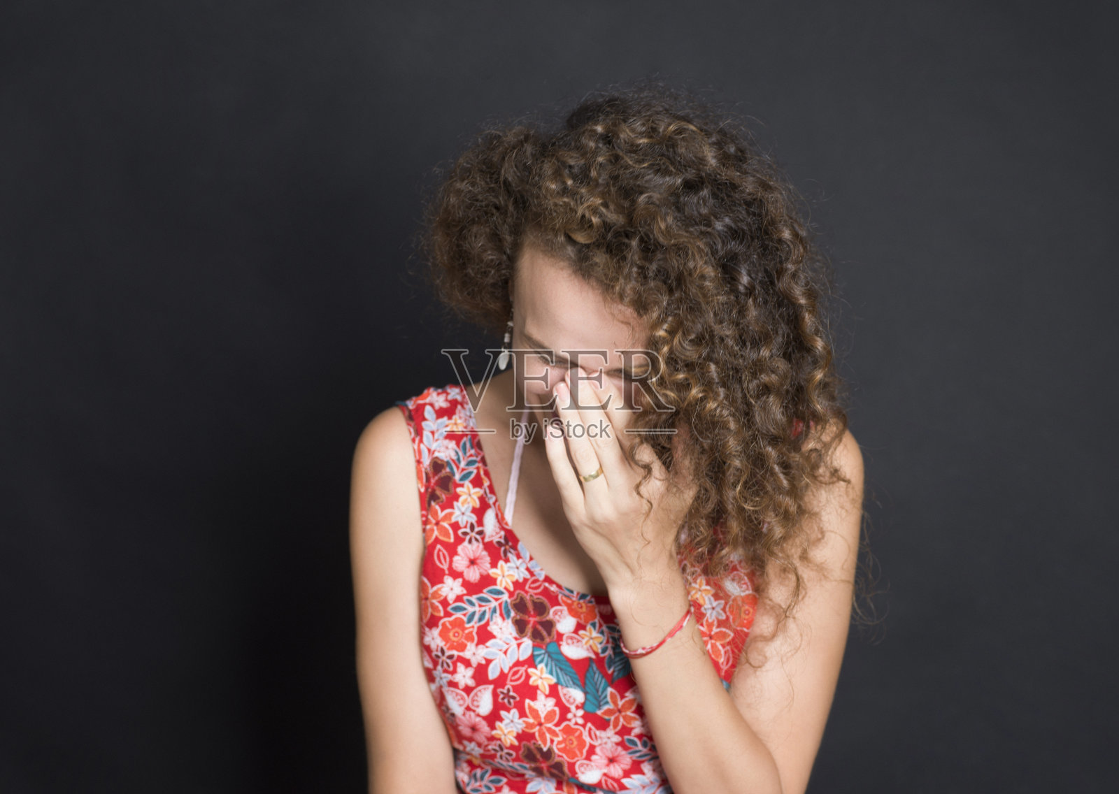 微笑的真实女人,摄影棚拍摄照片摄影图片