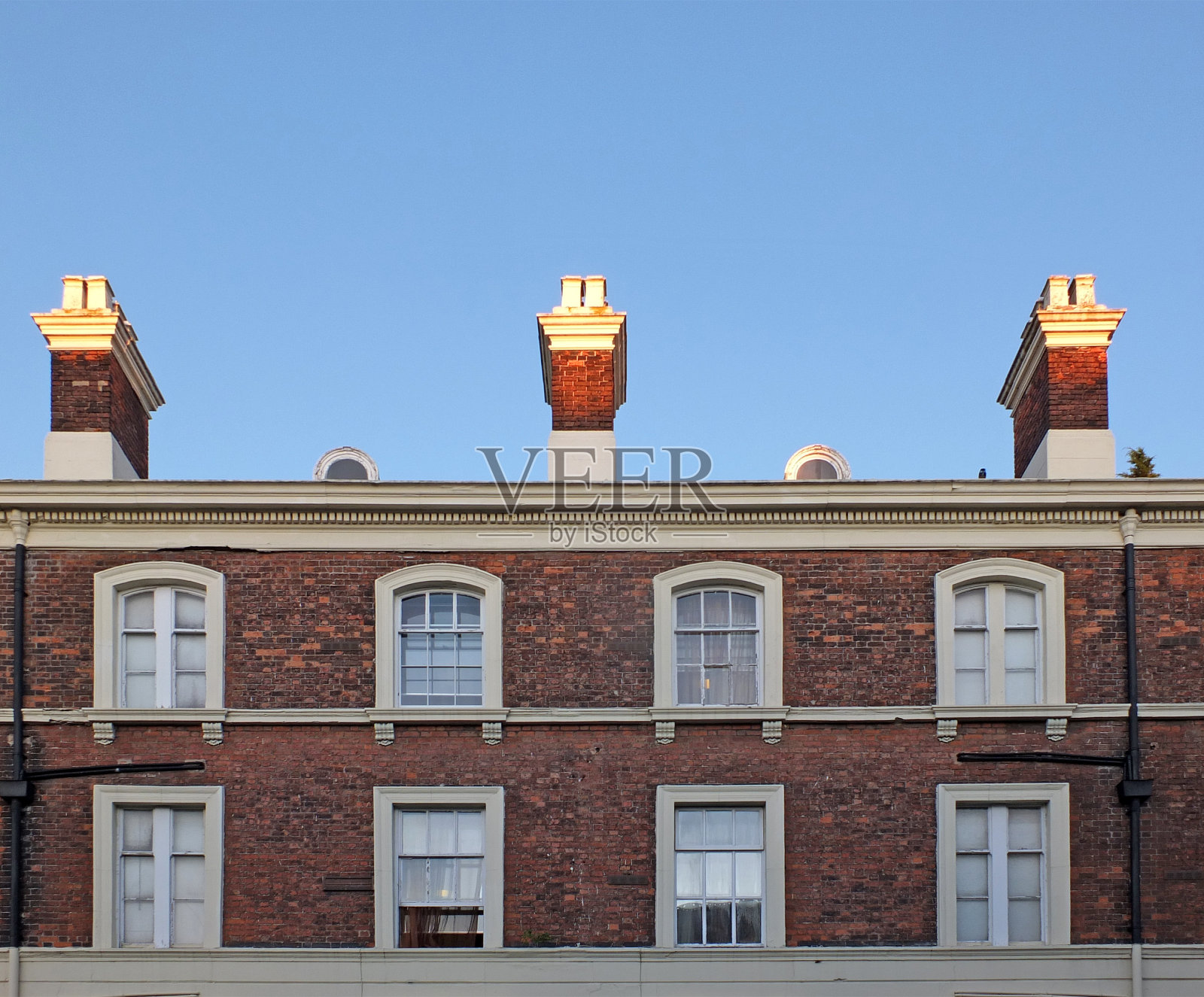 切斯特一排优雅的18世纪英国砖房上的窗户和烟囱照片摄影图片