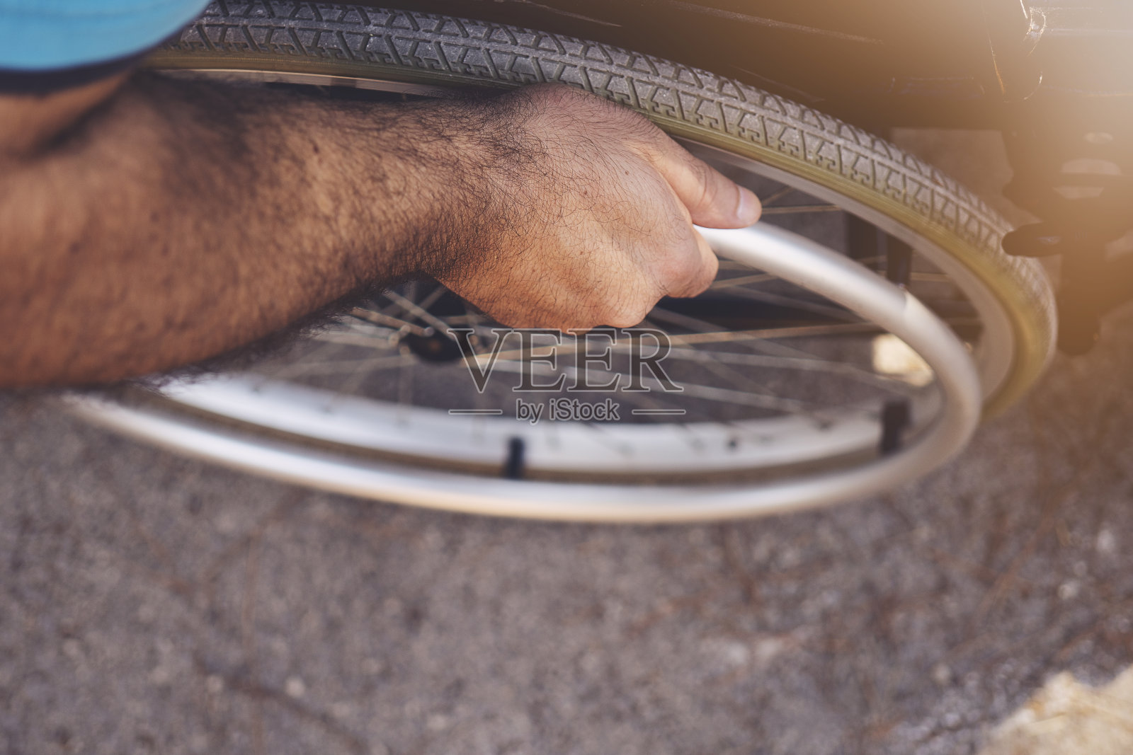 关闭了。公园里轮椅上的残疾人。残疾的年轻人。男人在轮椅上。康复和医疗保健概念。团队合作在办公室。年轻的工人。坐着的人。快乐的工人。照片摄影图片