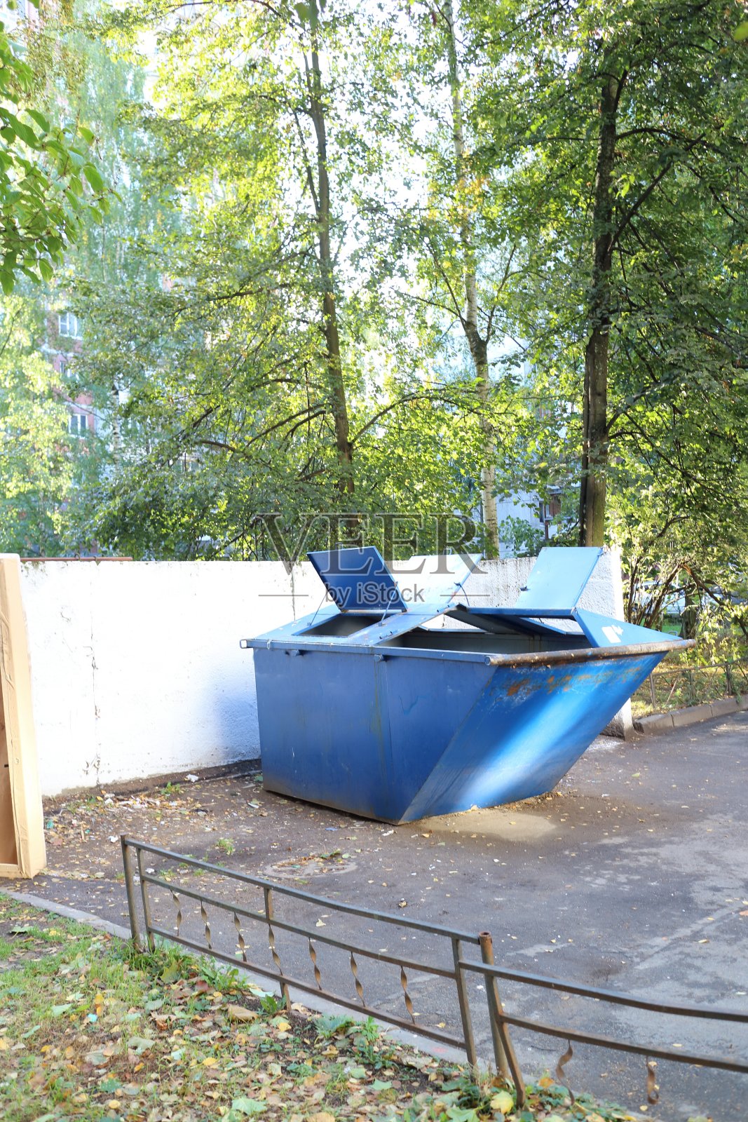 在城市街区的大型垃圾箱照片摄影图片