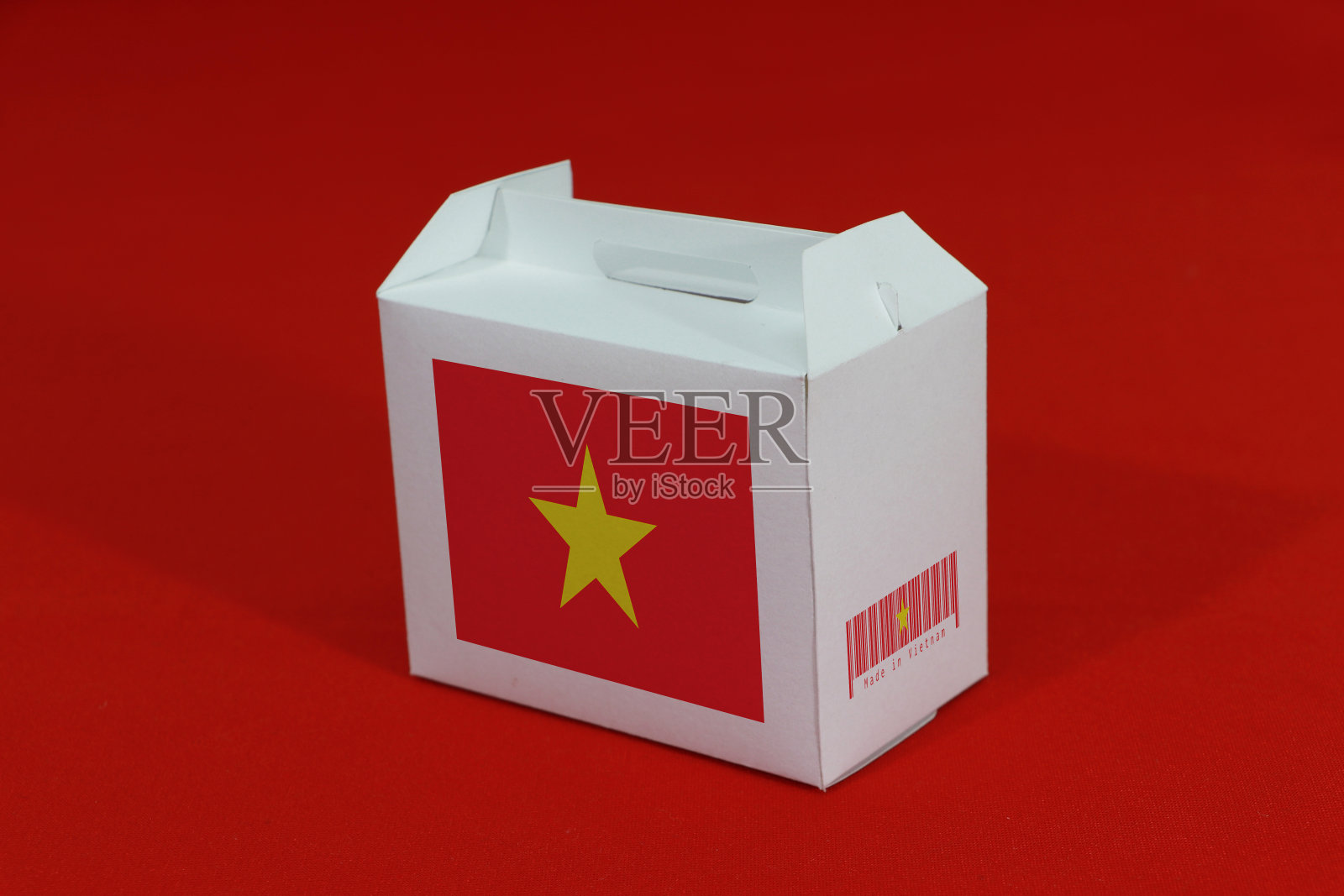 越南国旗白色方框,带有条形码,国旗颜色以红色为背景。越南出口贸易的概念。照片摄影图片