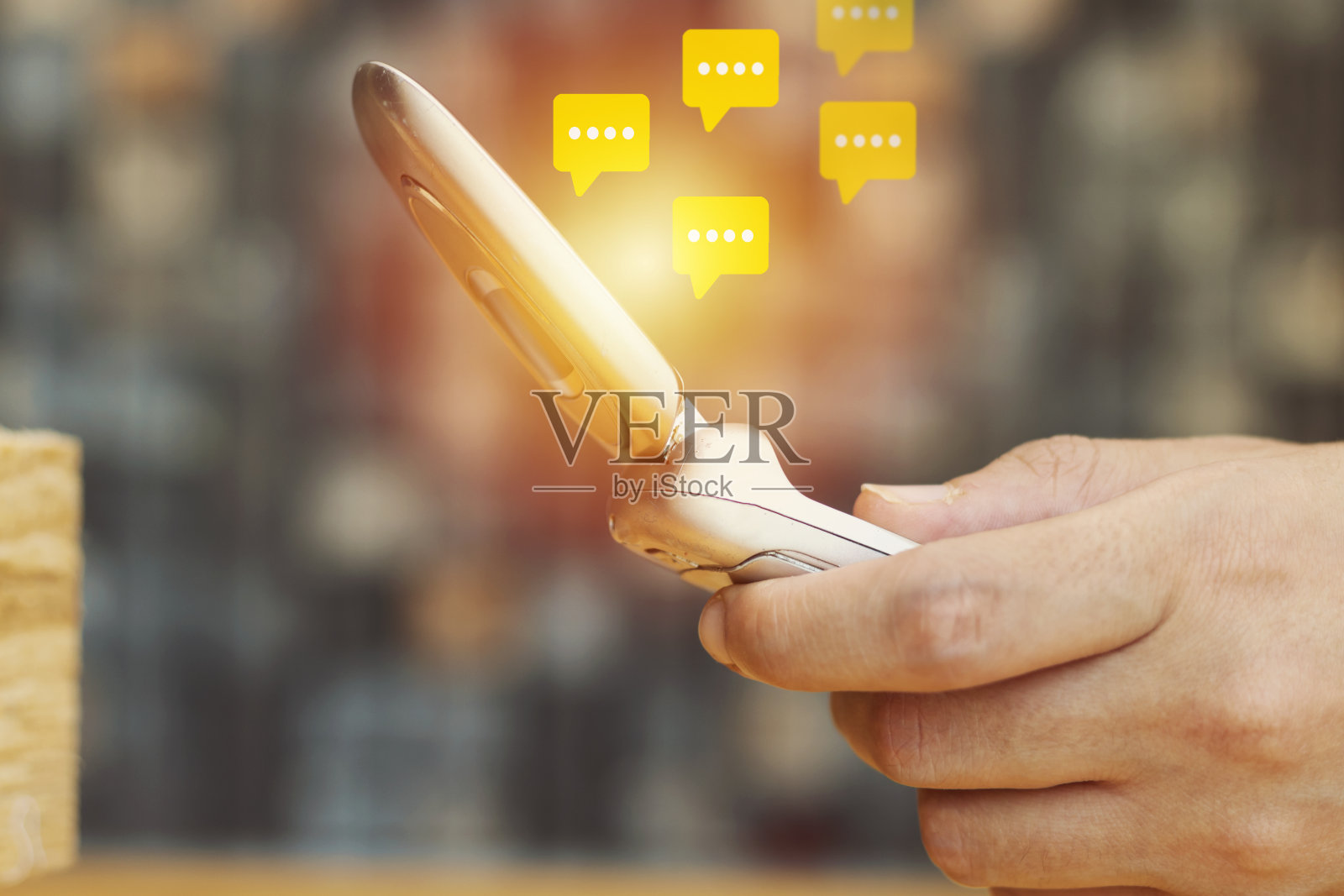 特写手使用经典古板手机与聊天聊天的应用程序照片摄影图片