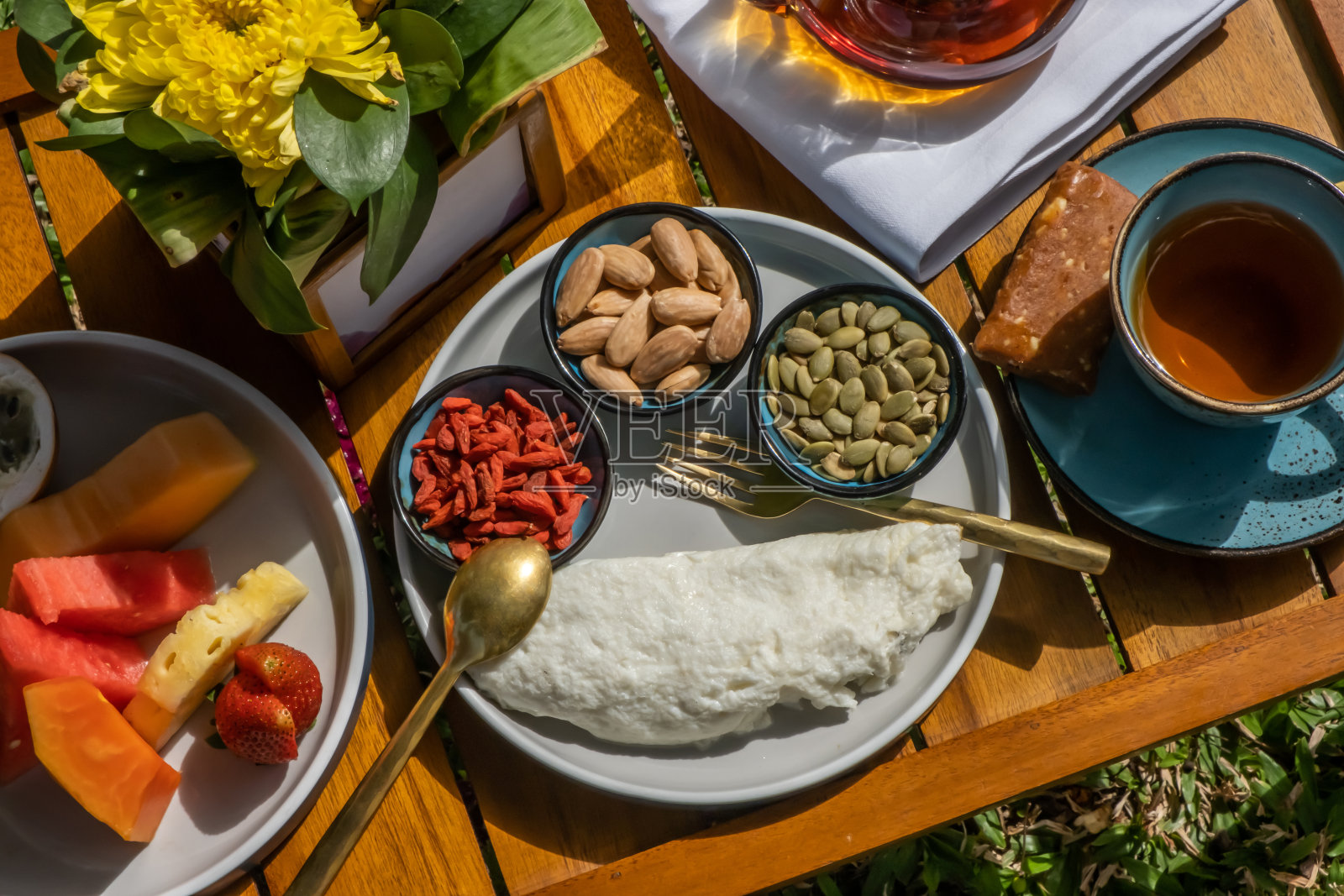 美味的蛋清煎蛋,搭配不同的坚果作为健康早餐照片摄影图片