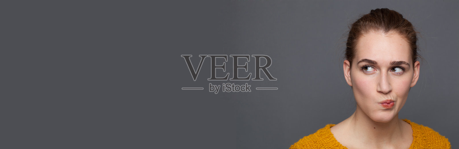 可疑的女孩用面部表情和肢体语言表达怀疑照片摄影图片