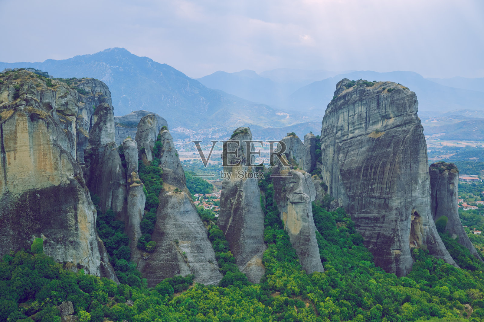 希腊共和国迈特拉市。崇山峻岭,祭祀场所和神社。12. 2019年9月。旅行的照片。照片摄影图片