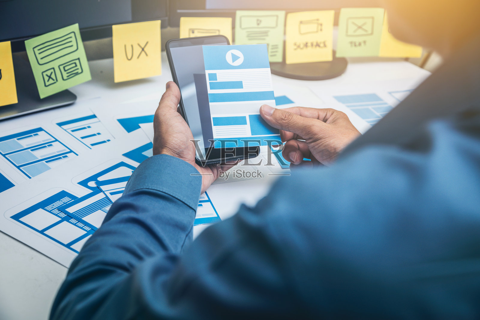 用户体验ux设计师网页智能手机布局。照片摄影图片