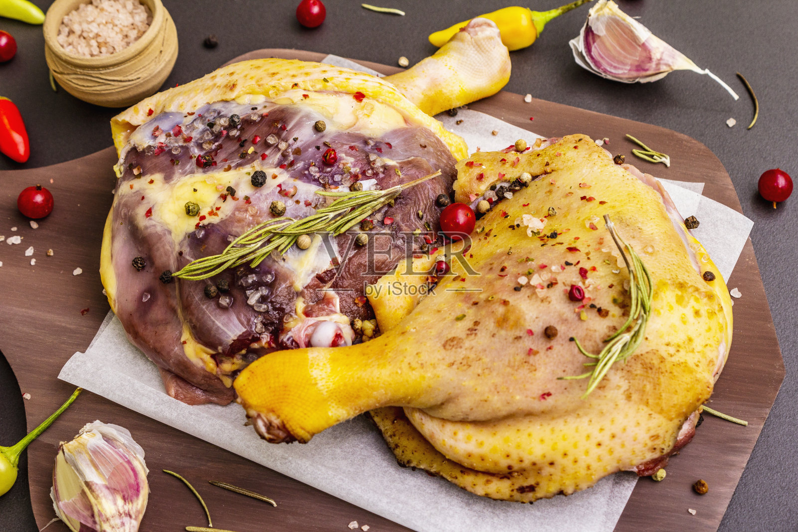 生鸭腿。新鲜的BIO成分,准备传统的法国油封照片摄影图片