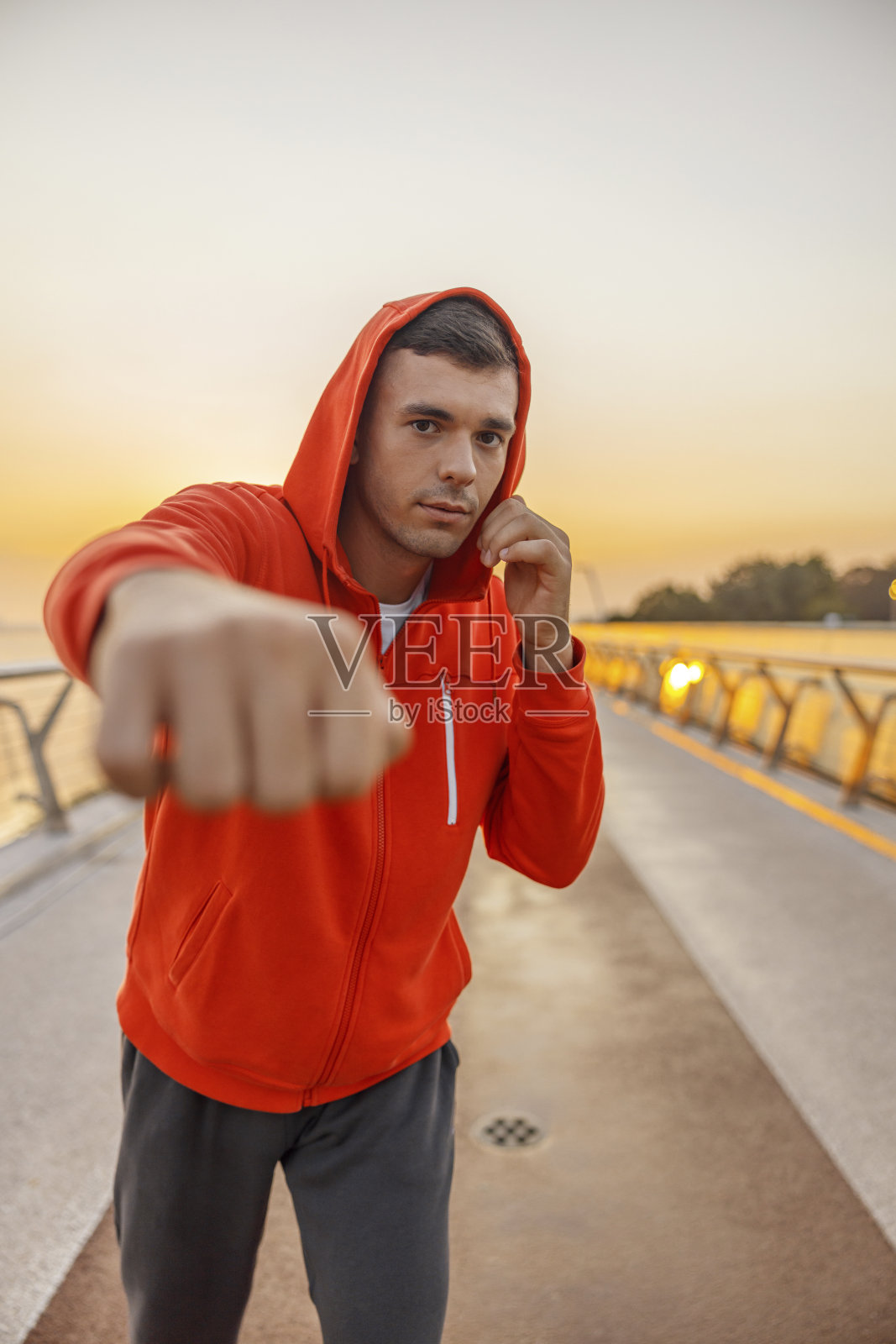 强壮的年轻人在户外工作照片摄影图片