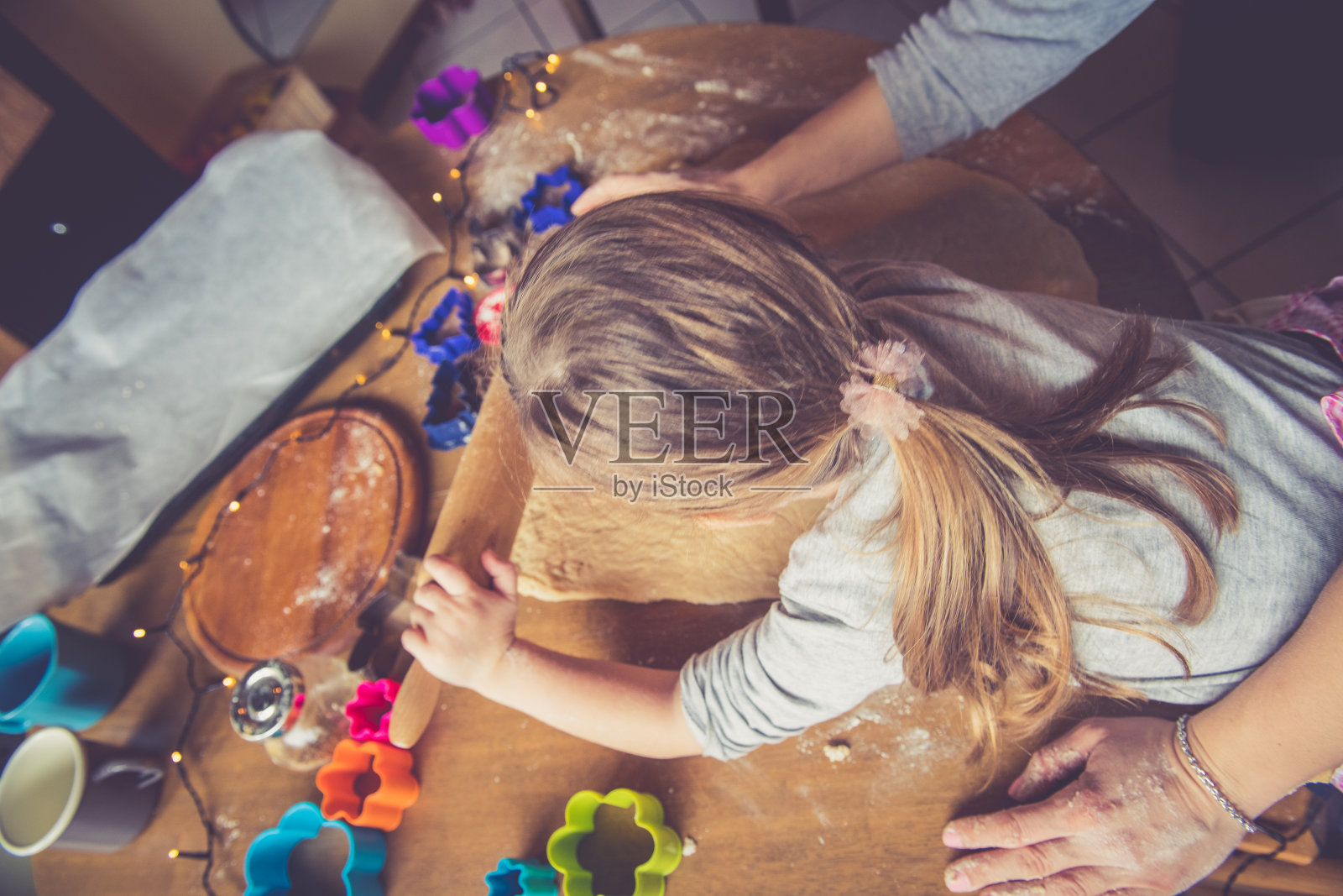 妈妈和女儿在家里烤圣诞饼干照片摄影图片
