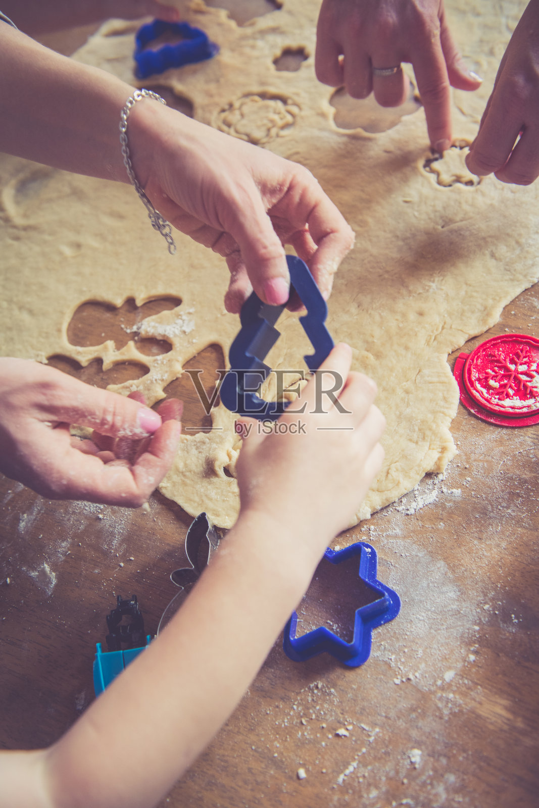 在家里烤圣诞饼干,幼儿手特写照片摄影图片