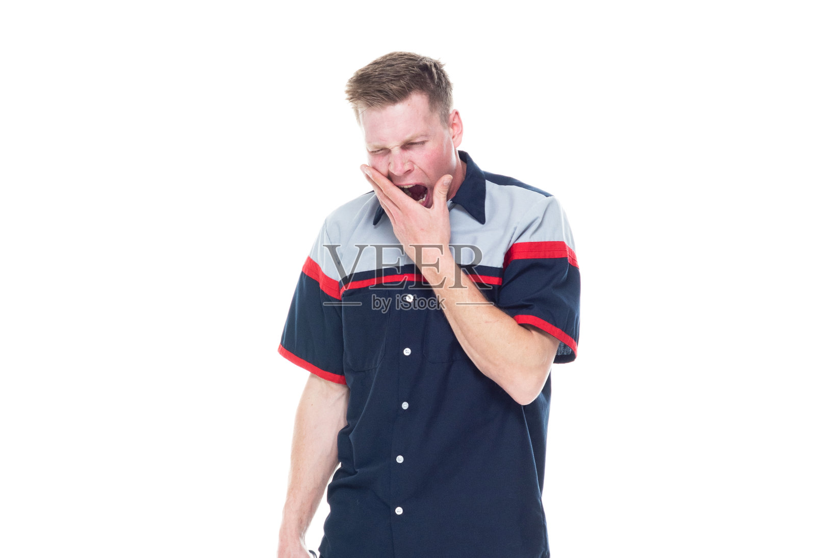 一个人/正面视图/腰部以上的20-29岁的成年英俊的人高加索青年男子/男性机械师/汽车技工/手工工人/修理工站在白色背景穿着制服谁是疲倦/情绪压力照片摄影图片