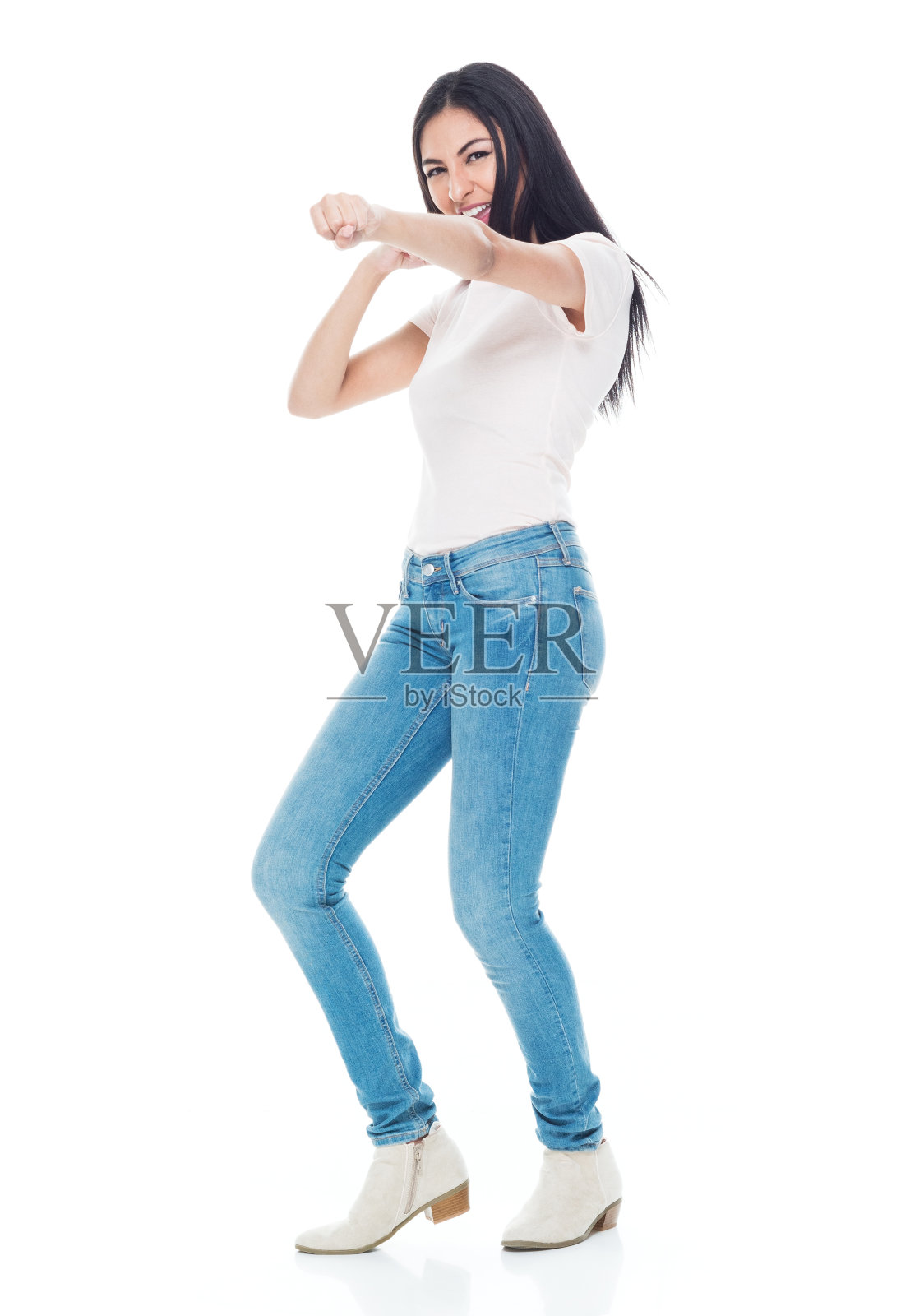 全长/一人/正面视图20-29岁的成年人美丽/长头发拉丁美洲和西班牙裔种族的女性/年轻女性站在白色背景穿着牛仔裤/ t恤/衬衫谁是严肃/冷静的态度照片摄影图片