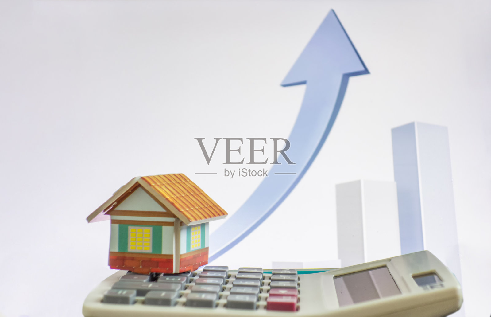 白色背景和向上箭头图标中的房子照片摄影图片