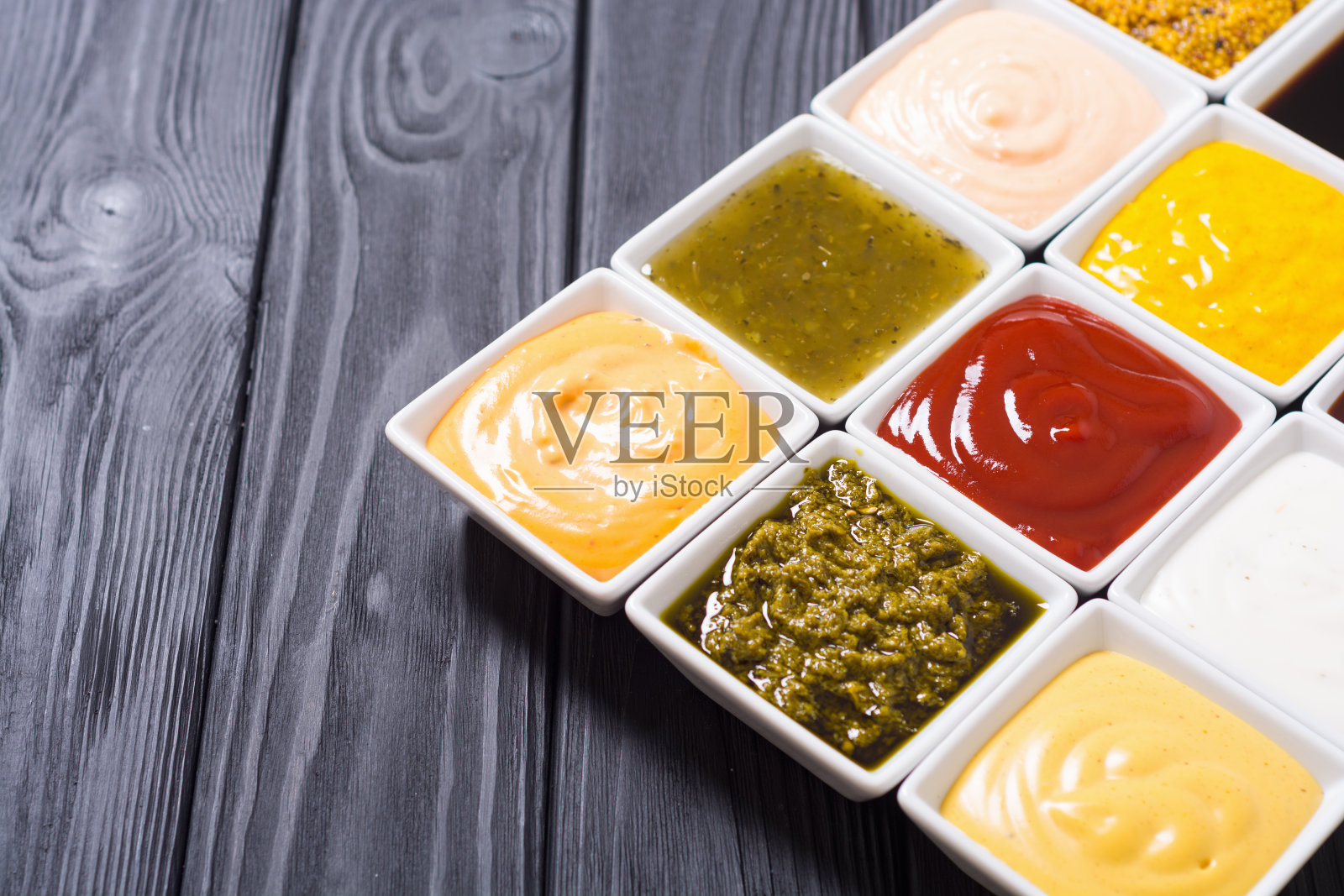 一套不同的酱料在陶瓷碗照片摄影图片