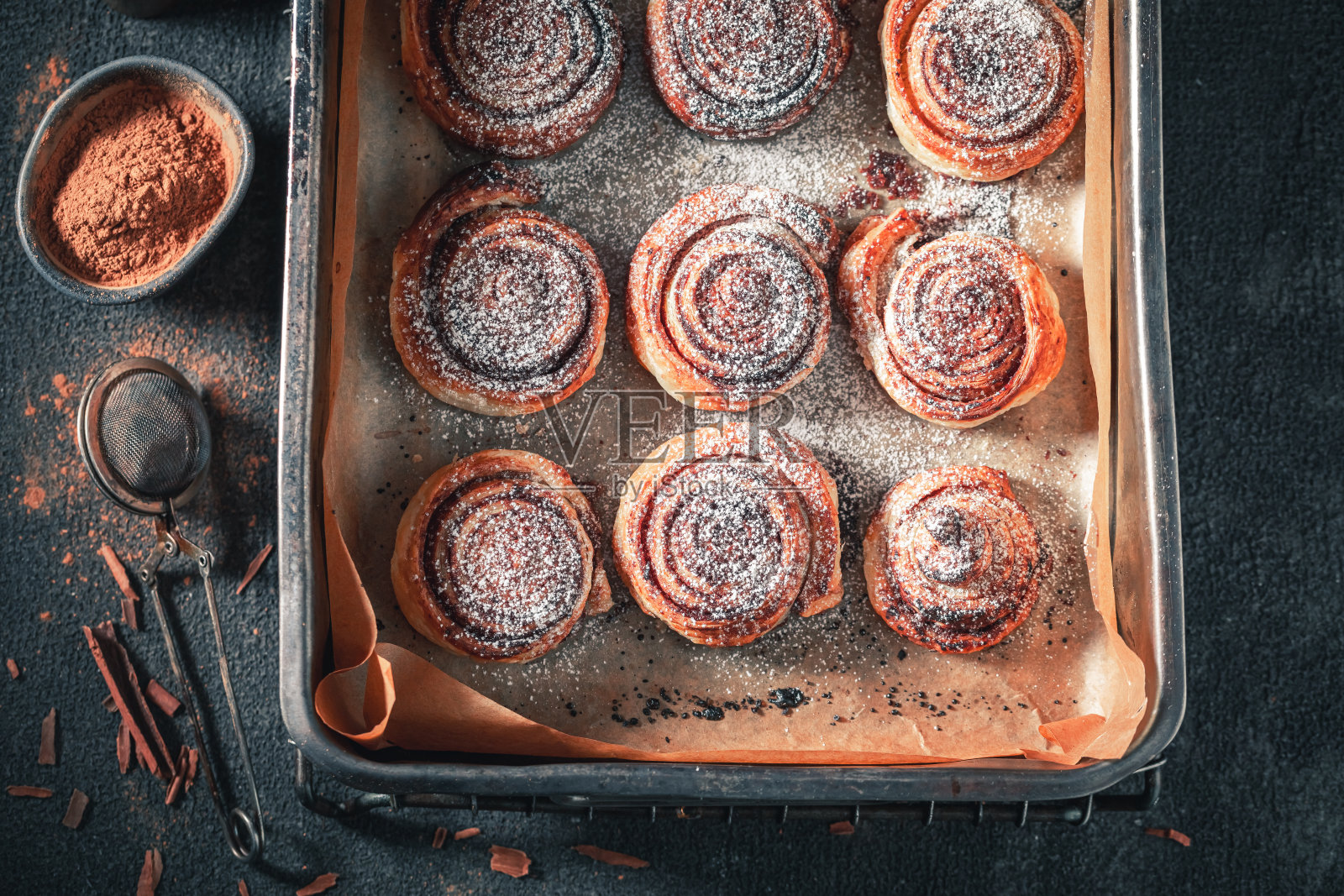 传统的圣诞酥皮肉桂卷照片摄影图片