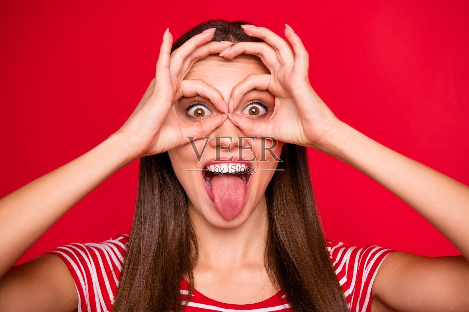 迷人的好可爱的美丽的女朋友的近距离照片显示你她的舌头愚弄而孤立与红色背景照片摄影图片