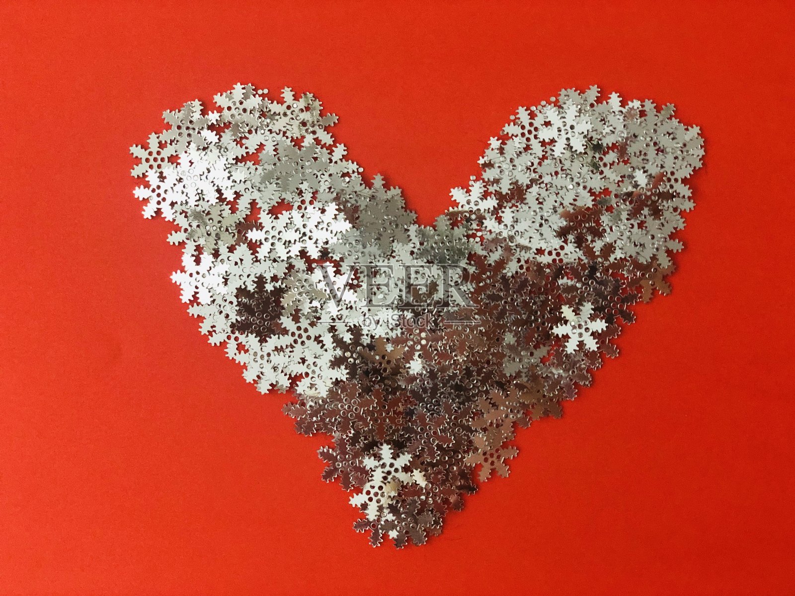 情人节的象征。红色背景上的银心。卡片的布局照片摄影图片