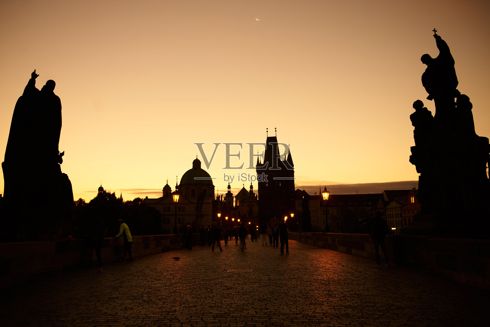 布拉格-黎明时分的查尔斯桥和古城照片摄影图片