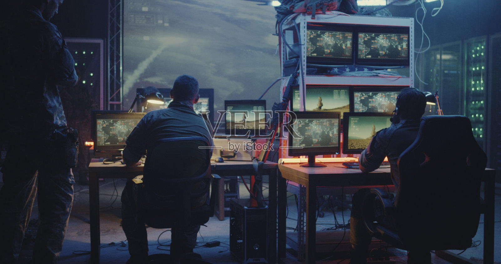 发射火箭时,士兵用枪指着同志照片摄影图片