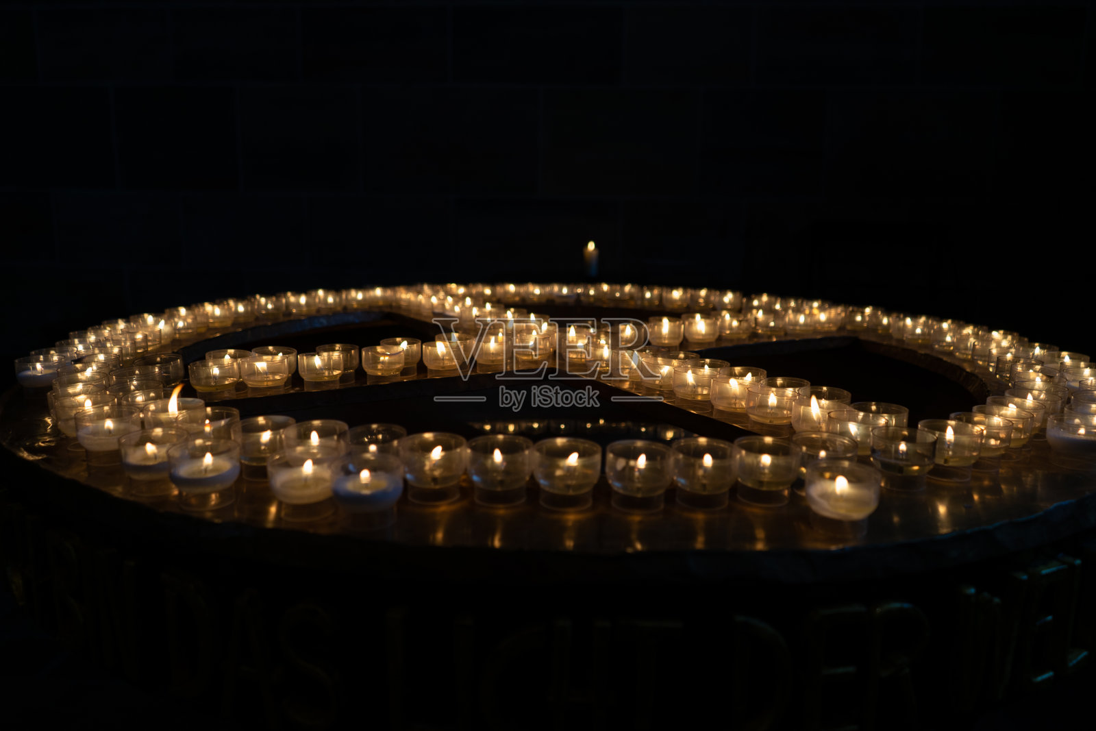 教堂里的蜡烛,黑色背景下燃烧的蜡烛。十字形状的蜡烛在古老的寺庙中燃烧照片摄影图片