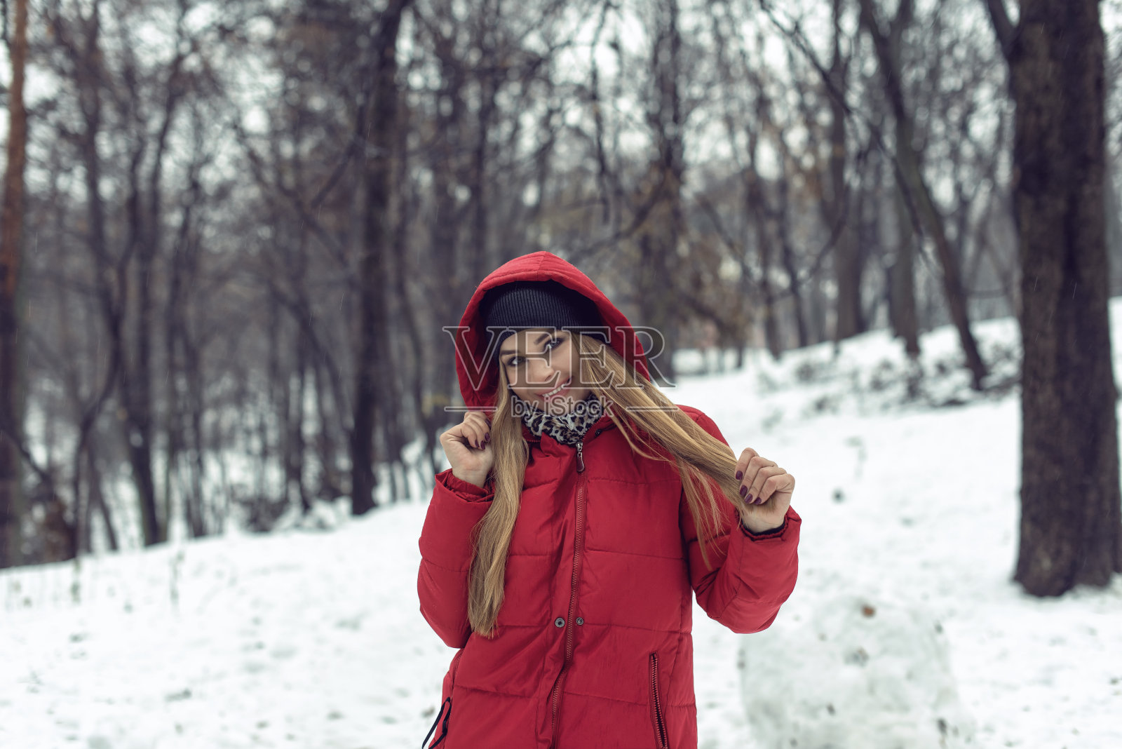 12月和一个年轻漂亮的金发女郎散步照片摄影图片