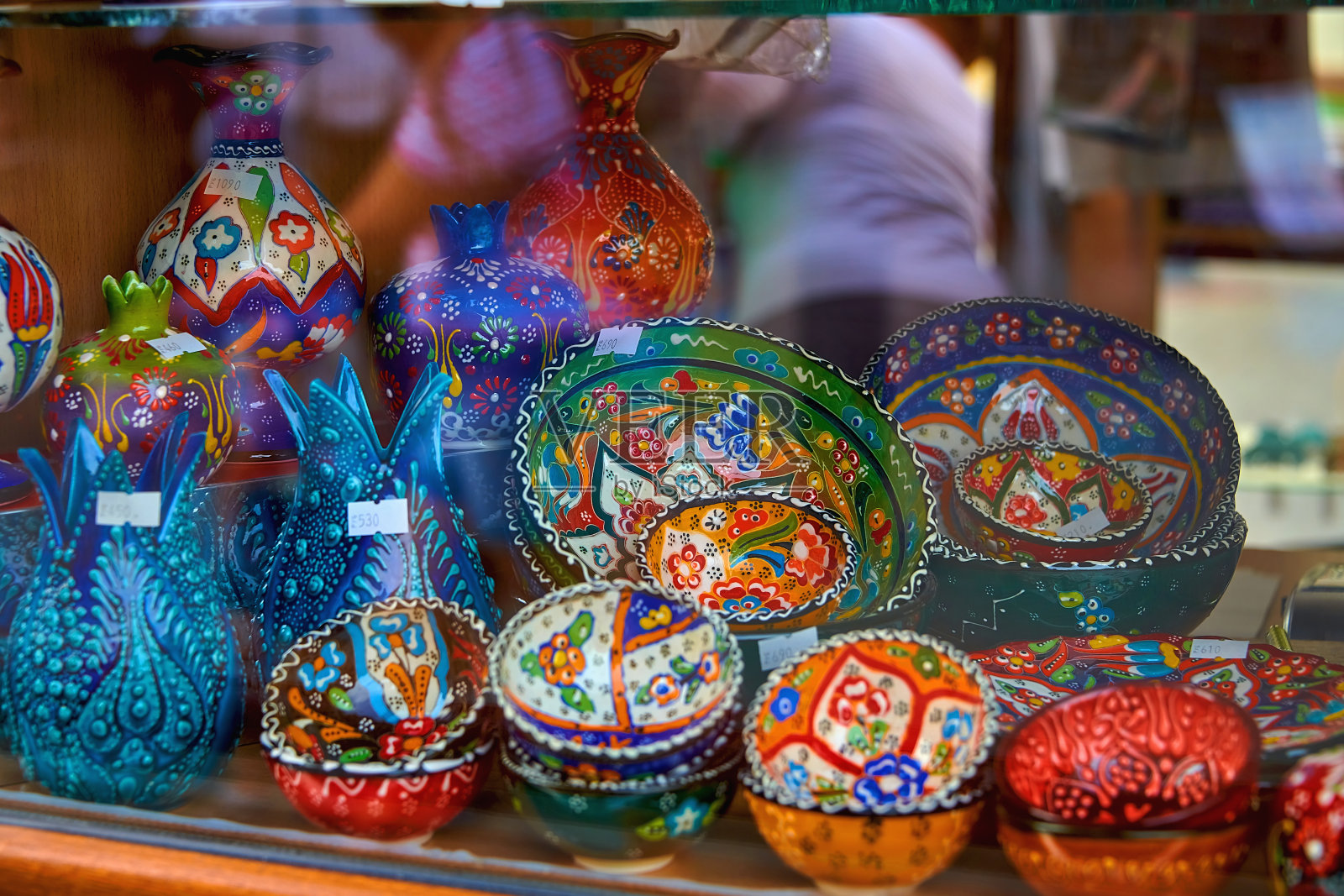 从街上看到的纪念品商店的橱窗。传统的俄罗斯和鞑靼纪念品。照片摄影图片