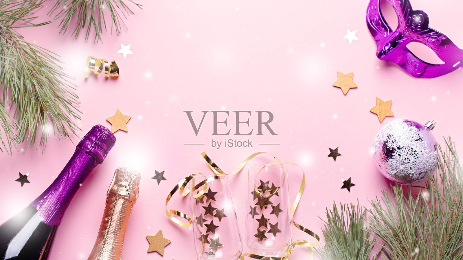 圣诞框架与香槟瓶,眼镜,嘉年华面具,装饰在粉红色和紫色的颜色。本空间照片摄影图片