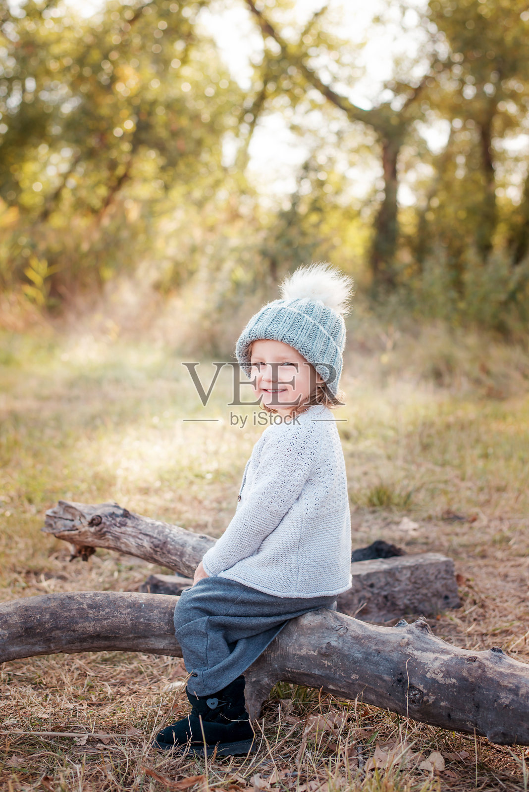 快乐的小女孩微笑和玩耍在秋天的户外照片摄影图片