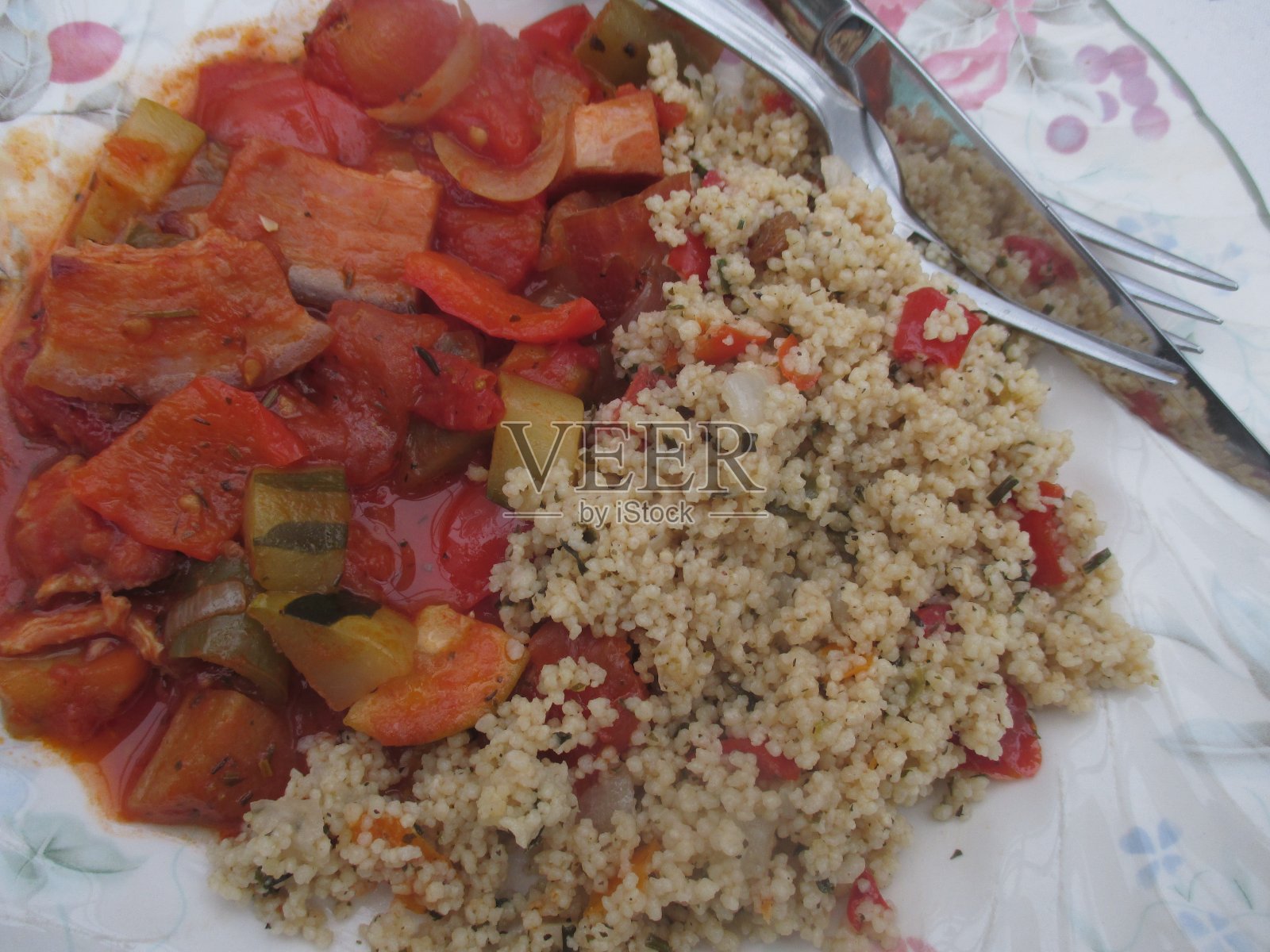 蒸粗麦粉配蔬菜素菜没有肉的菜照片摄影图片