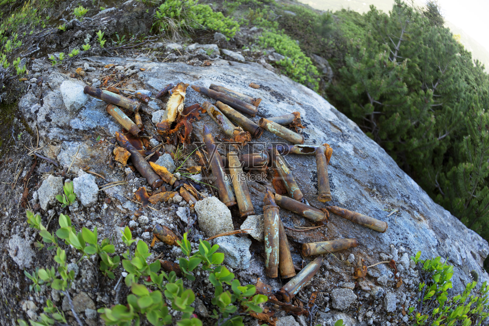 生锈的碎片,掩体里的子弹照片摄影图片