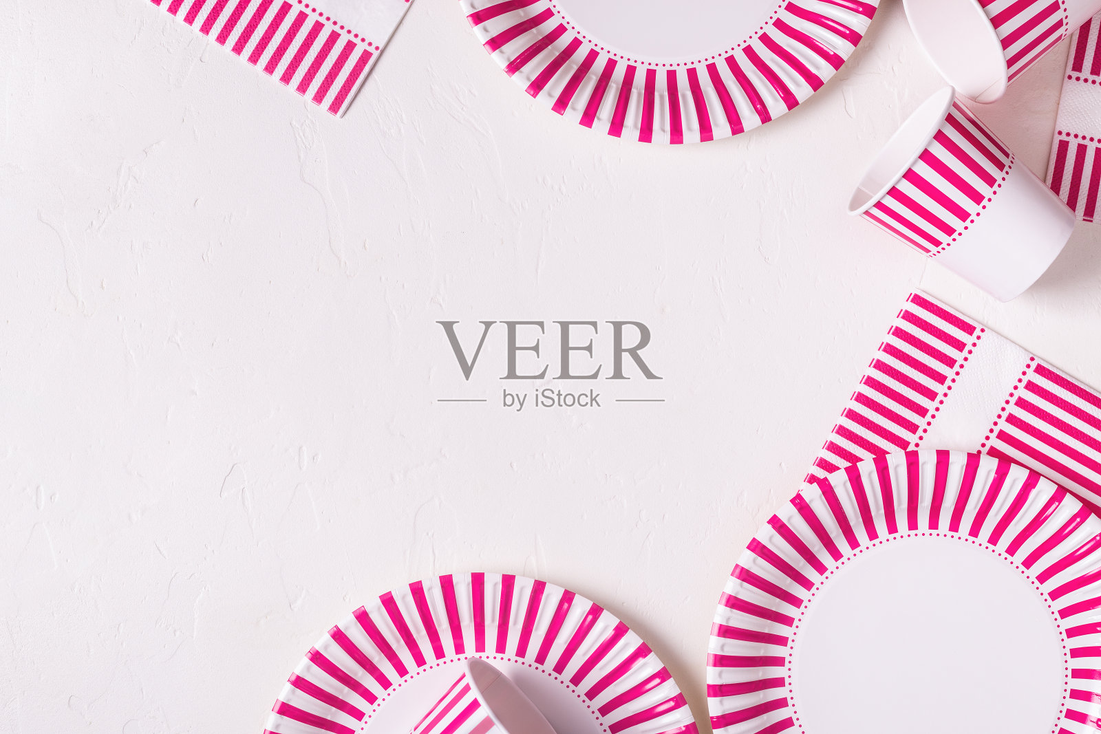 一次性环保纸制餐具。照片摄影图片