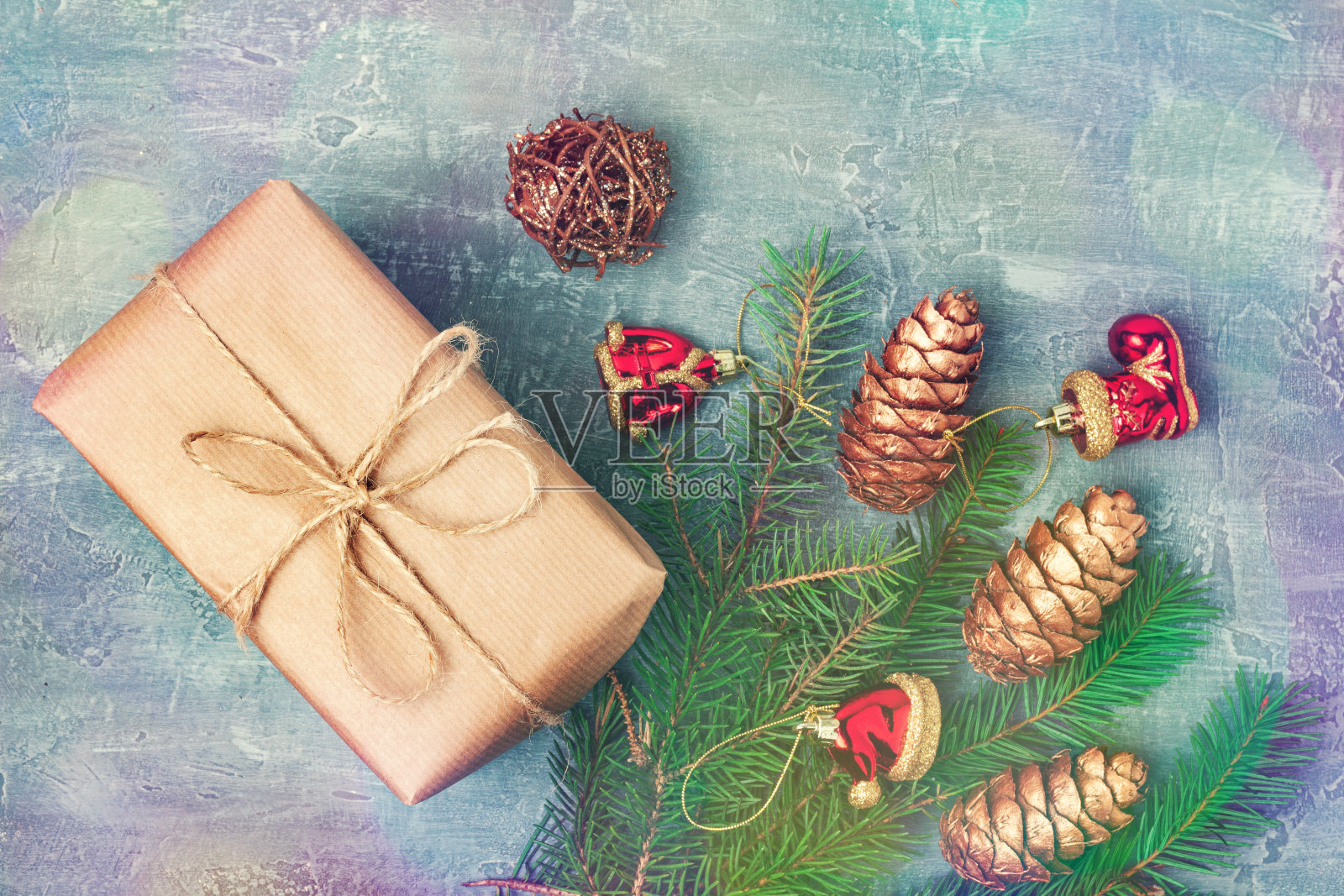 圣诞节或新年背景与散焦多色圣诞灯,松树枝和礼盒,顶视图与复制空间照片摄影图片