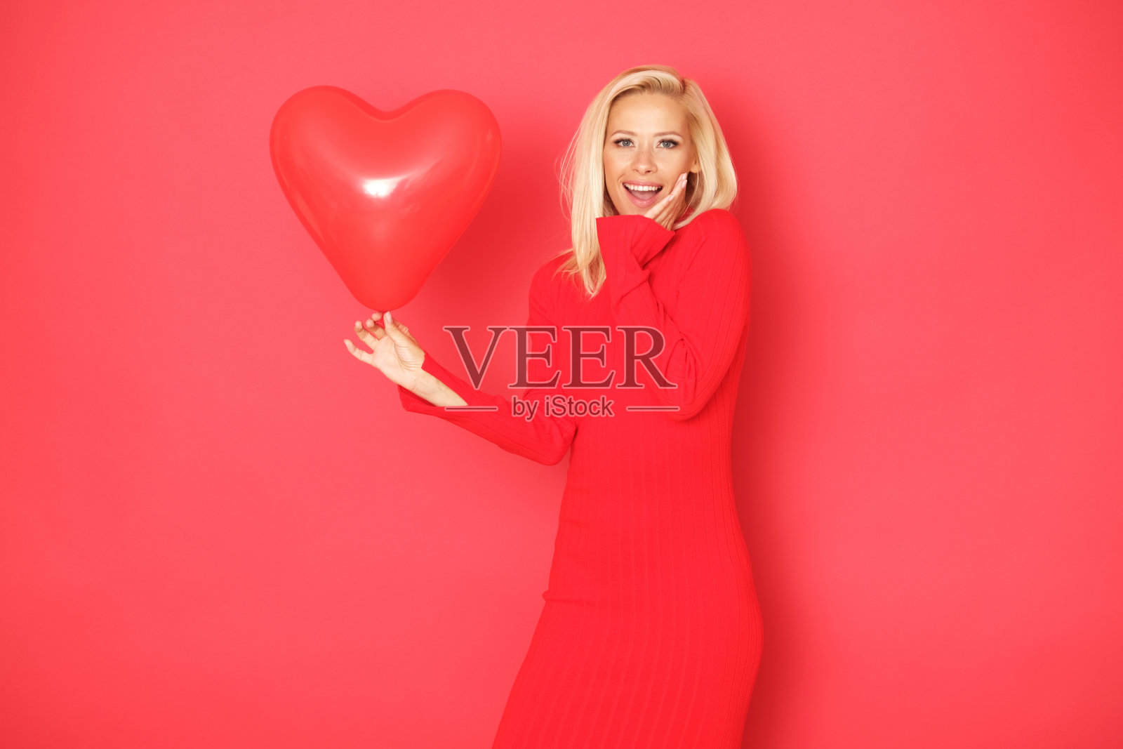 快乐的气球模型在片场玩得很开心。照片摄影图片