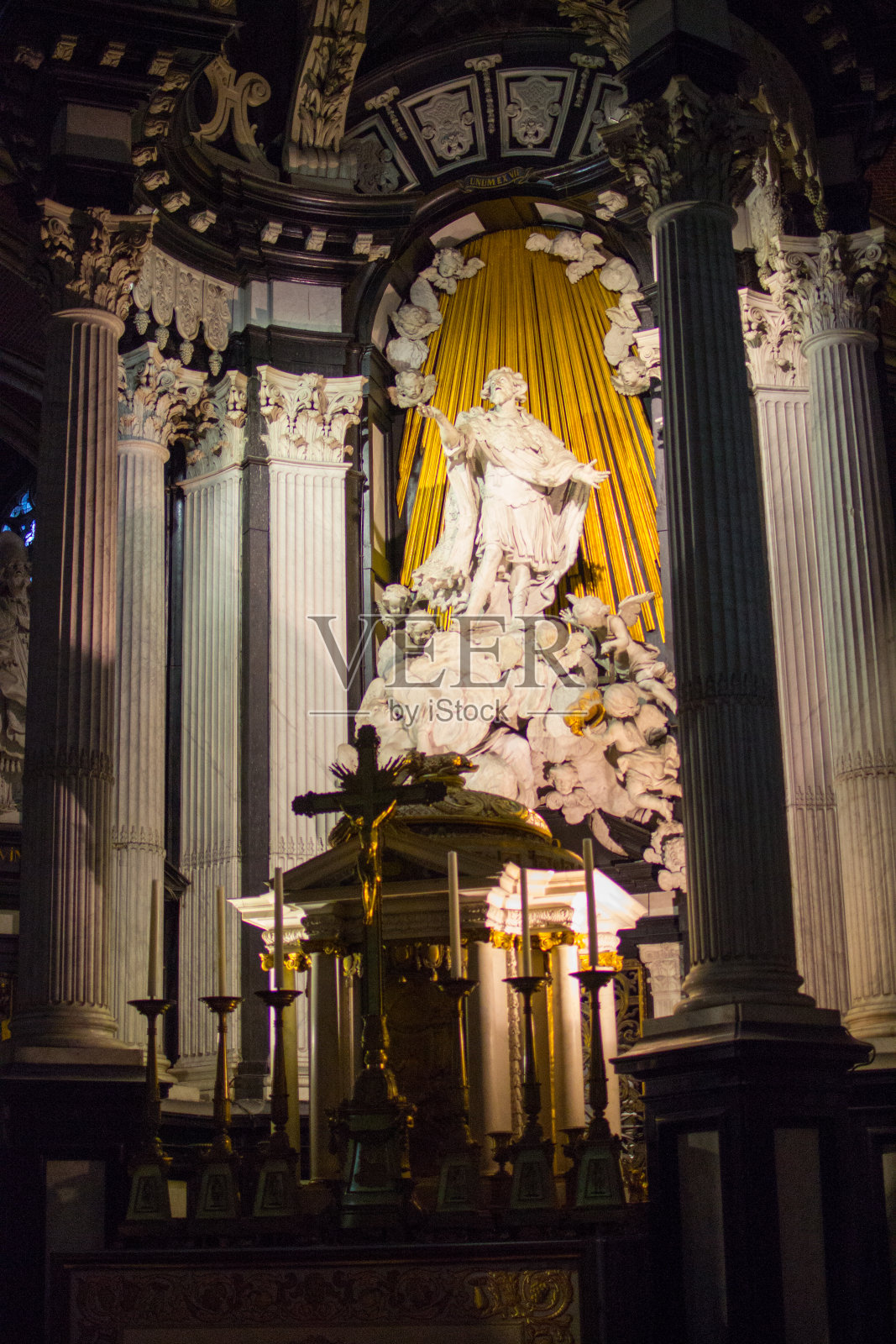 位于欧洲比利时根特的圣巴沃大教堂(或圣巴夫大教堂)内部的雕像照片摄影图片