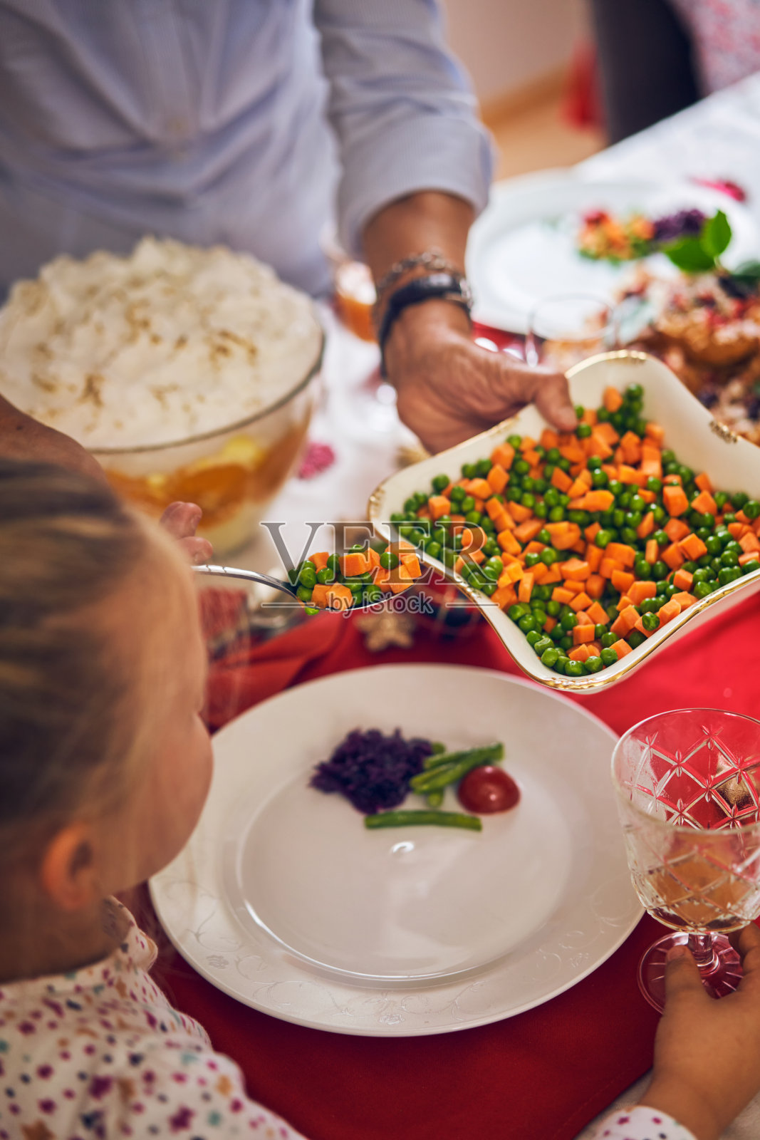 圣诞晚餐上釉的节日火腿与丁香,蔬菜,碎派和蛋酒橙松糕照片摄影图片