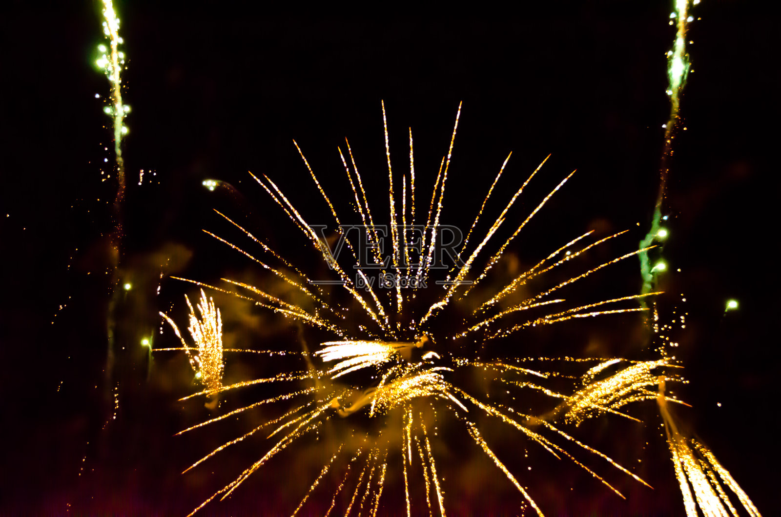 雷的,彩色的,发光的,真正的烟花在晚上照片摄影图片