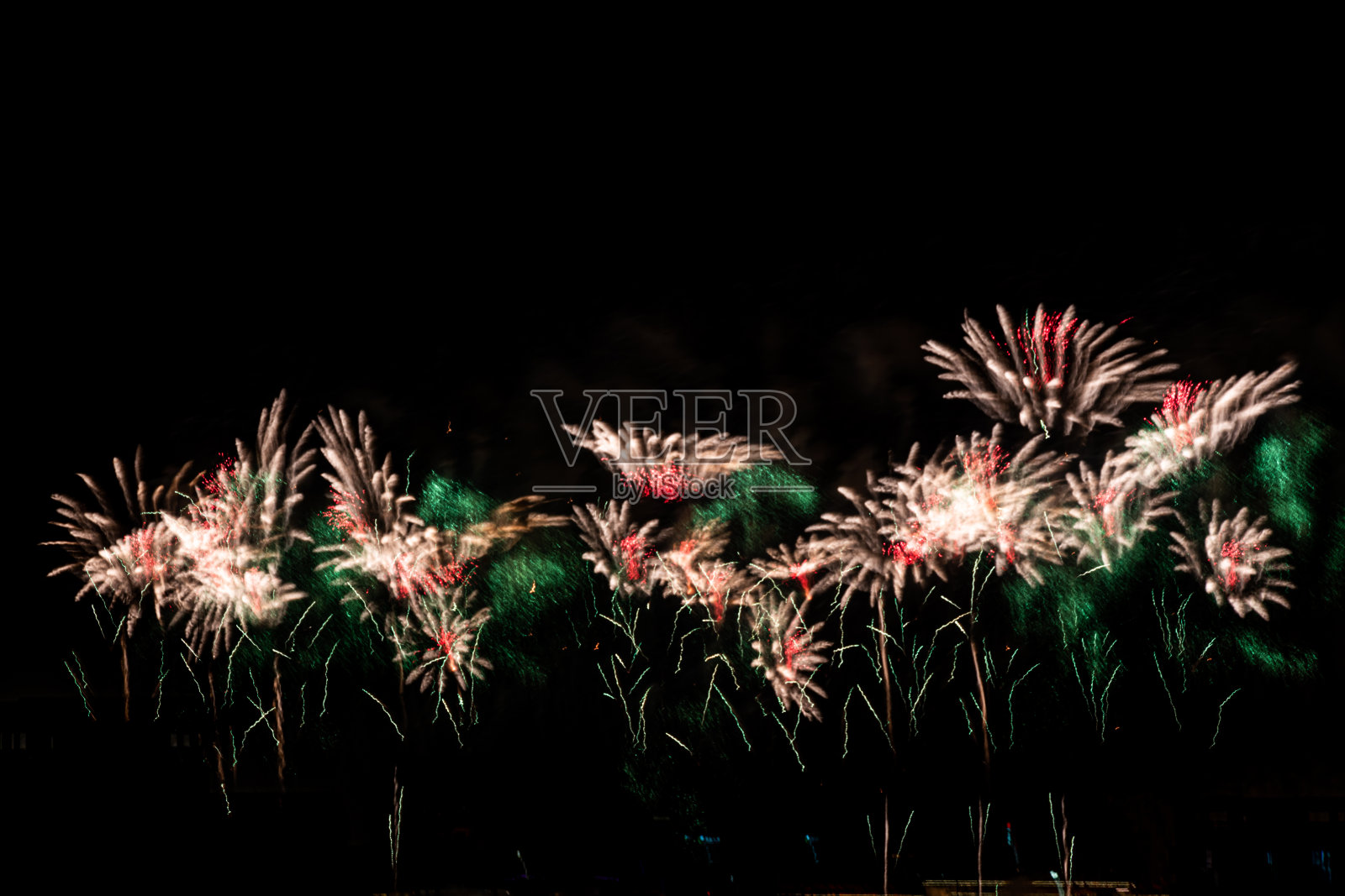 2019年10月1日,国庆烟花汇演在北京天安门广场举行,庆祝新中国成立70周年。照片摄影图片