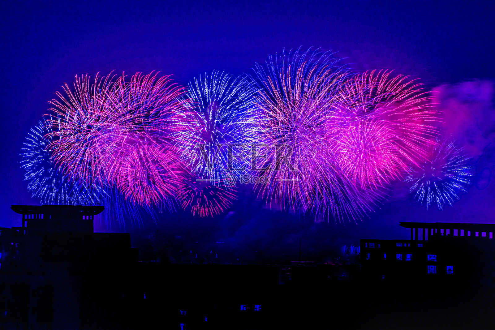 2019年10月1日,国庆烟花汇演在北京天安门广场举行,庆祝新中国成立70周年。照片摄影图片