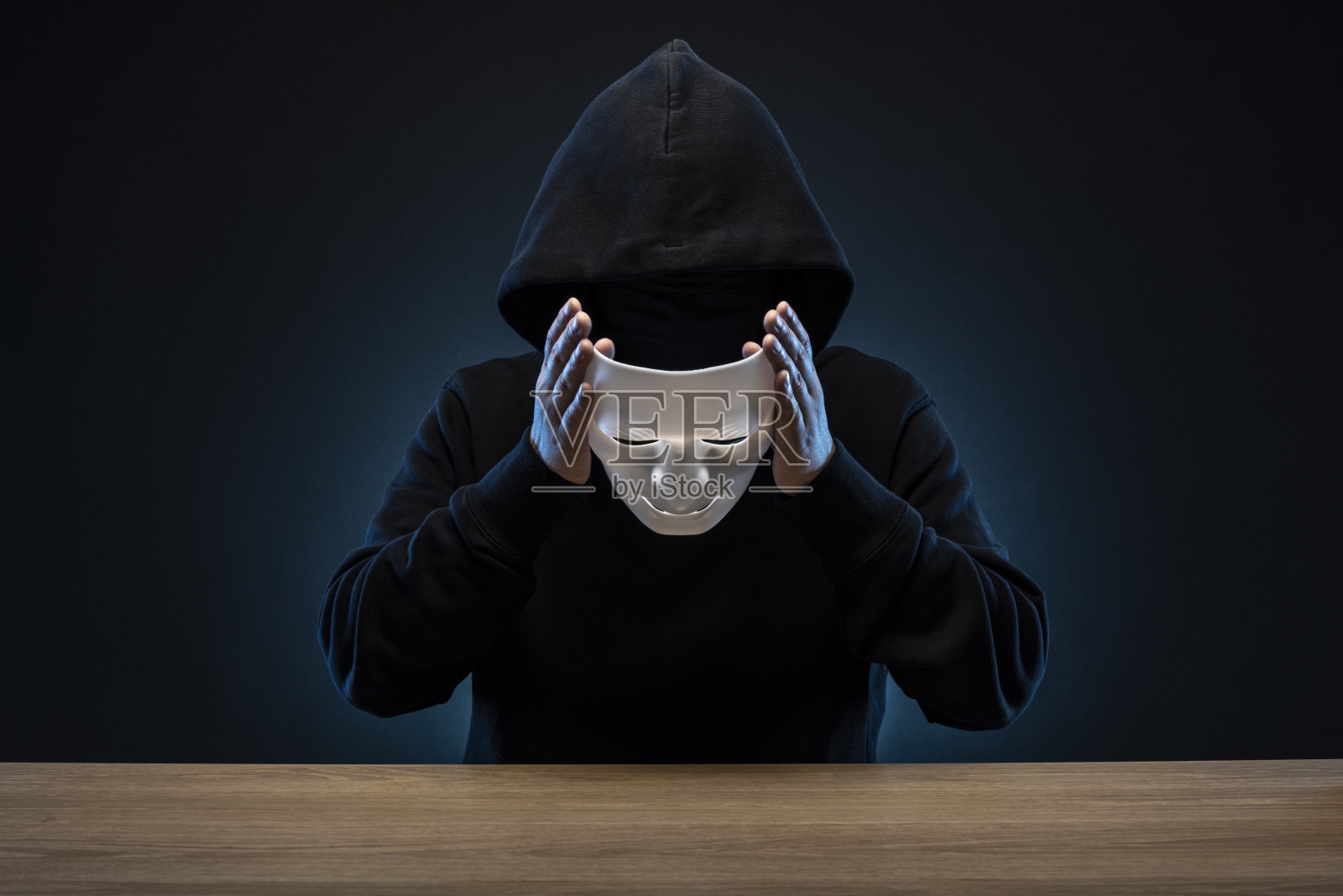 穿帽衫的蒙面人照片摄影图片