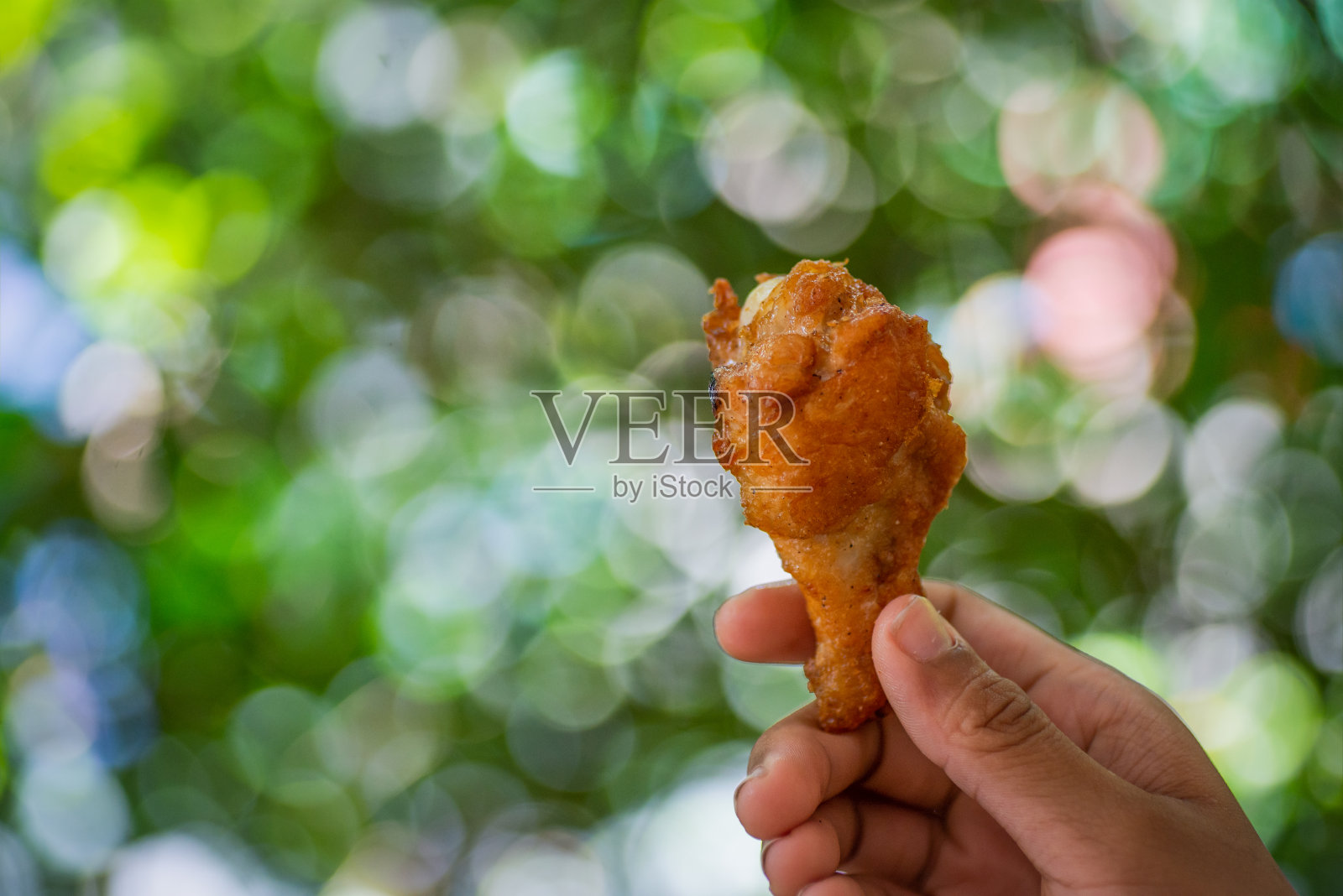 绿色背景上的炸鸡翅。照片摄影图片