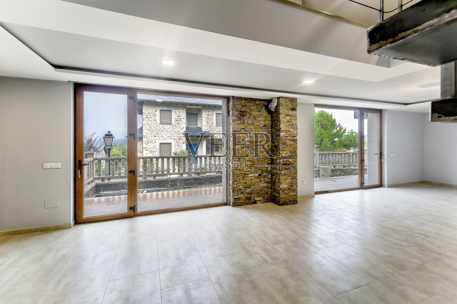 空的和没有家具的全新的现代房子。漂亮的大客厅。照片摄影图片