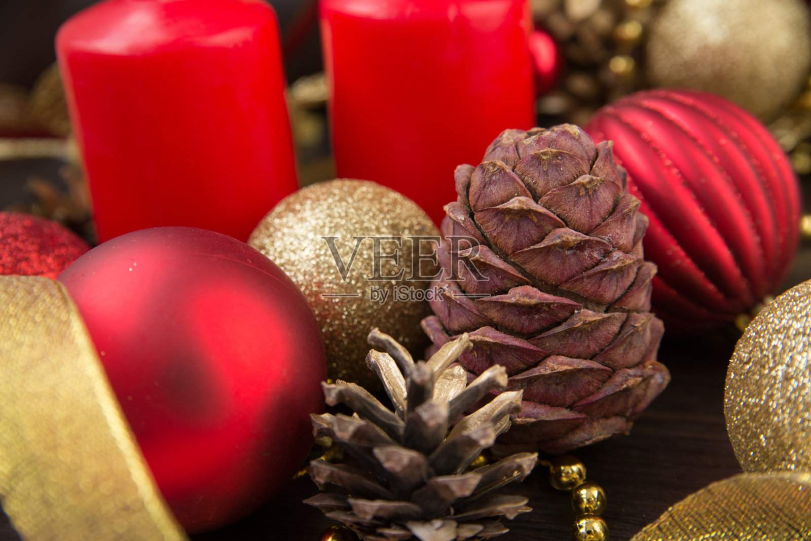 红色和金色的圣诞玩具照片摄影图片